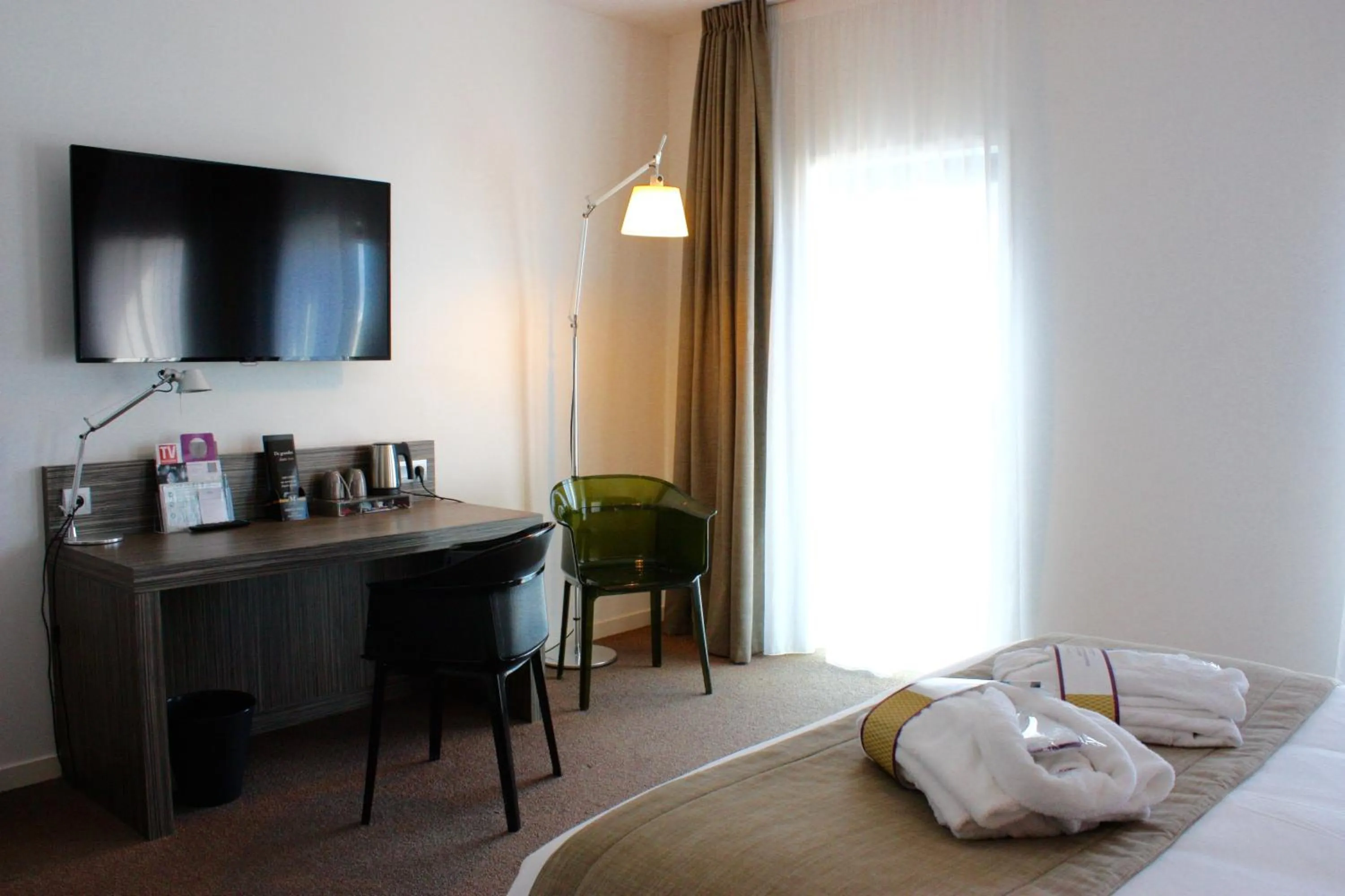 TV and multimedia, Bed in Mercure Saint Malo Balmoral