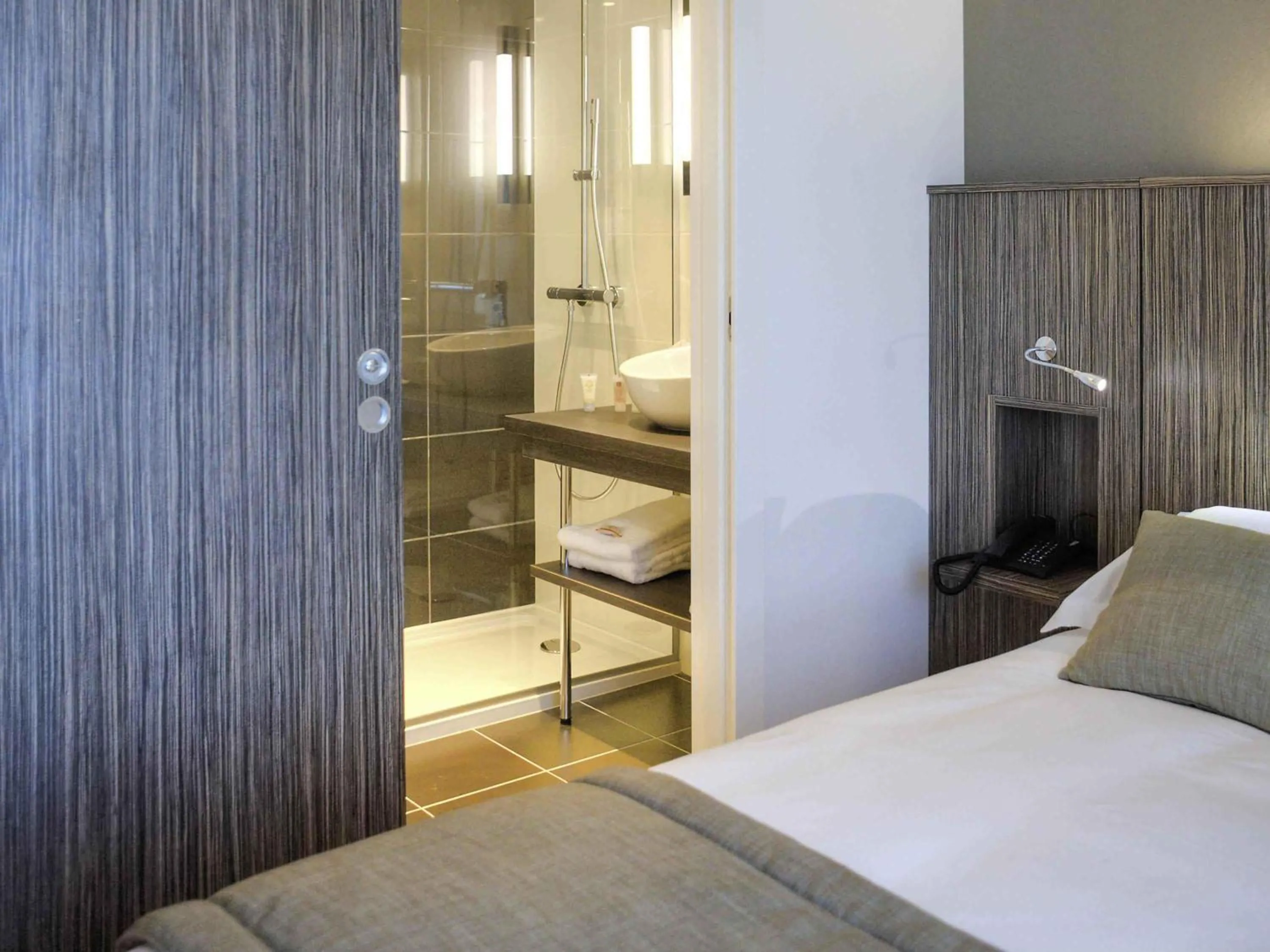 Bathroom, Bed in Mercure Saint Malo Balmoral