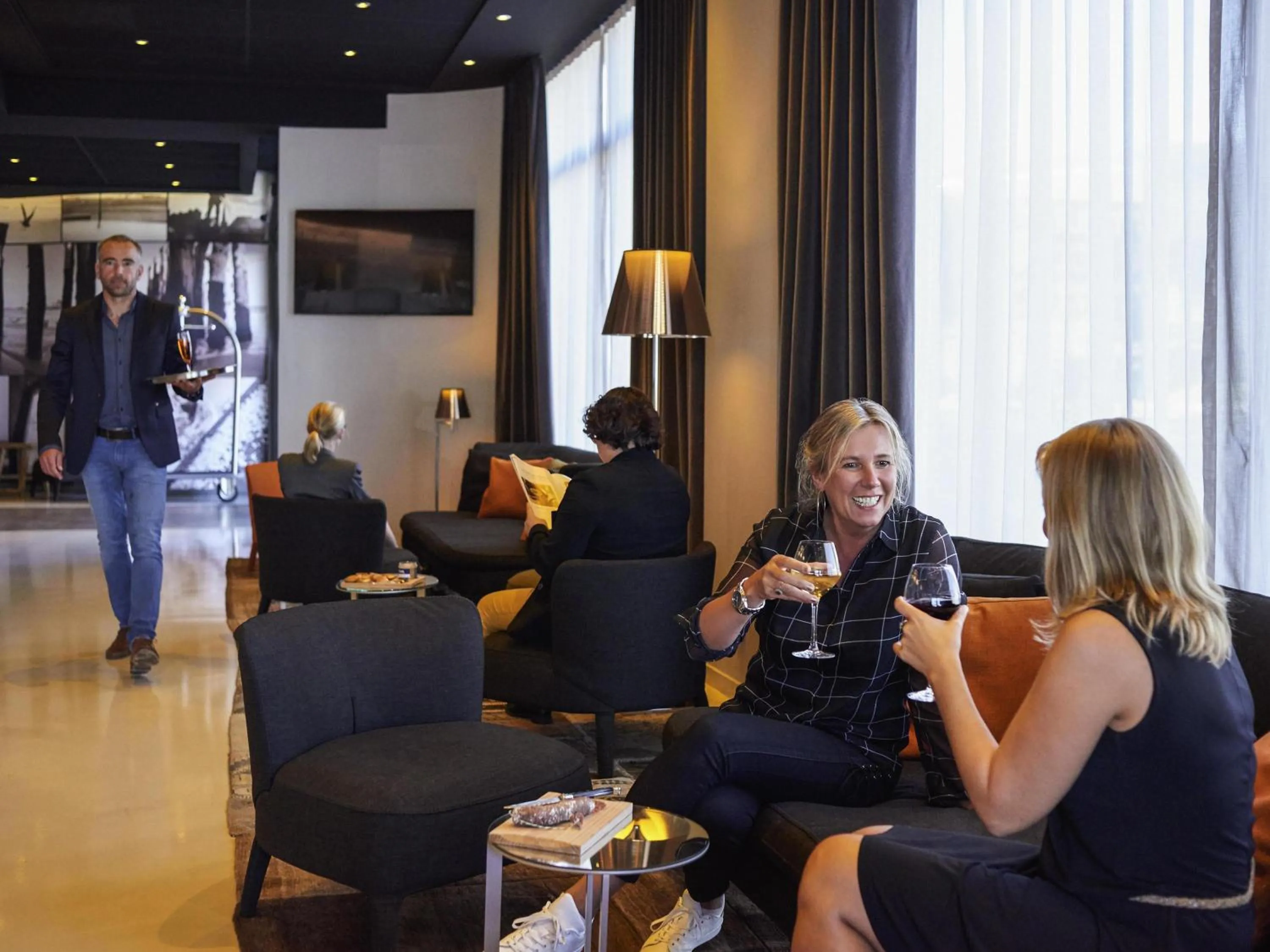Lounge or bar in Mercure Saint Malo Balmoral