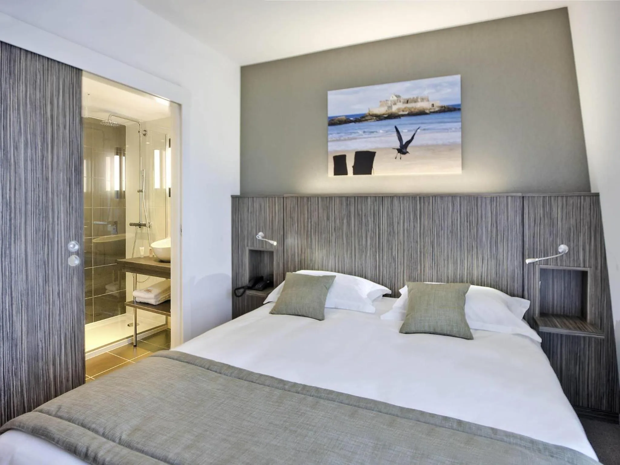 Bedroom, Bed in Mercure Saint Malo Balmoral