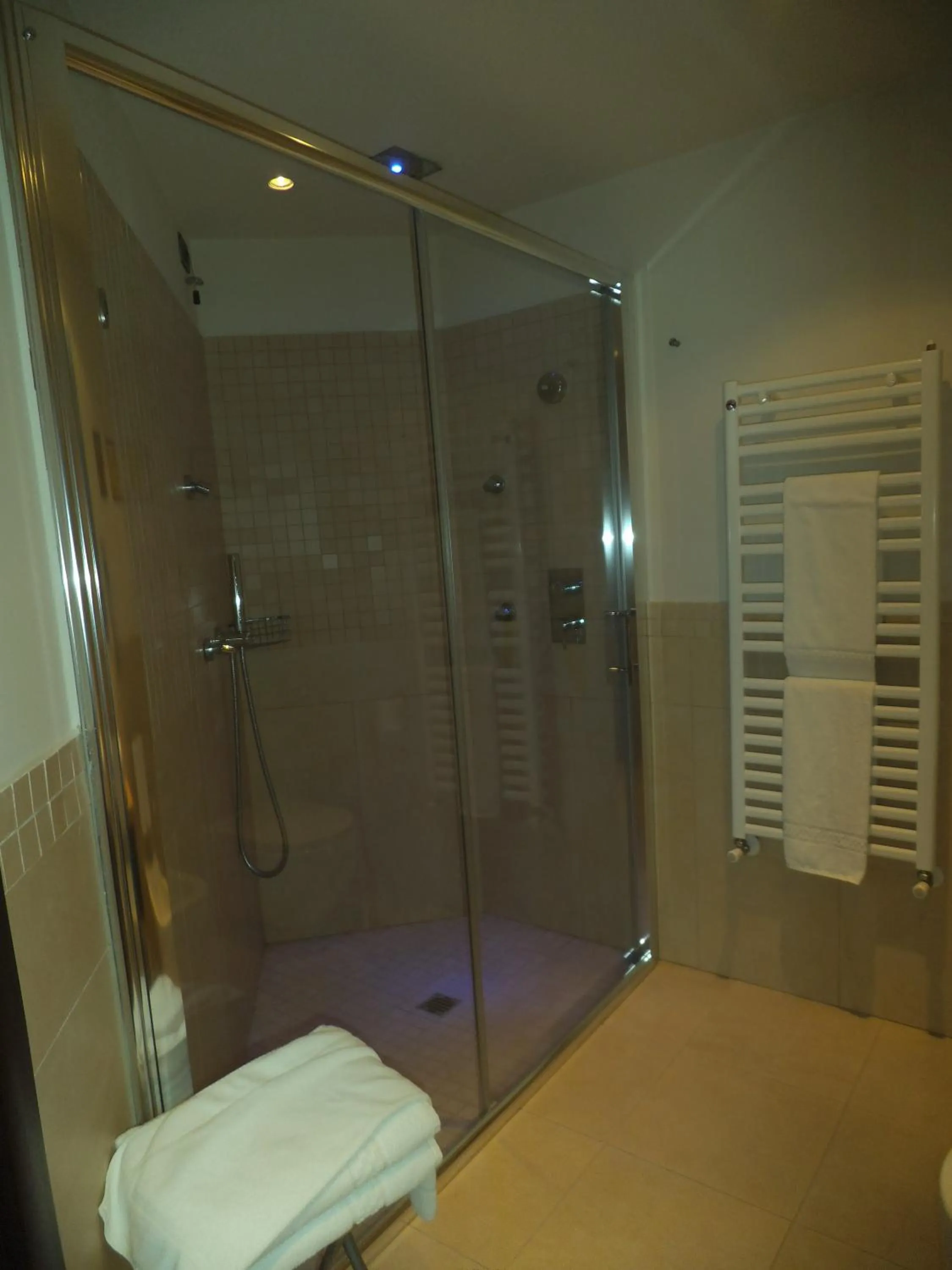 Bathroom in Hotel Ariston & Apartments