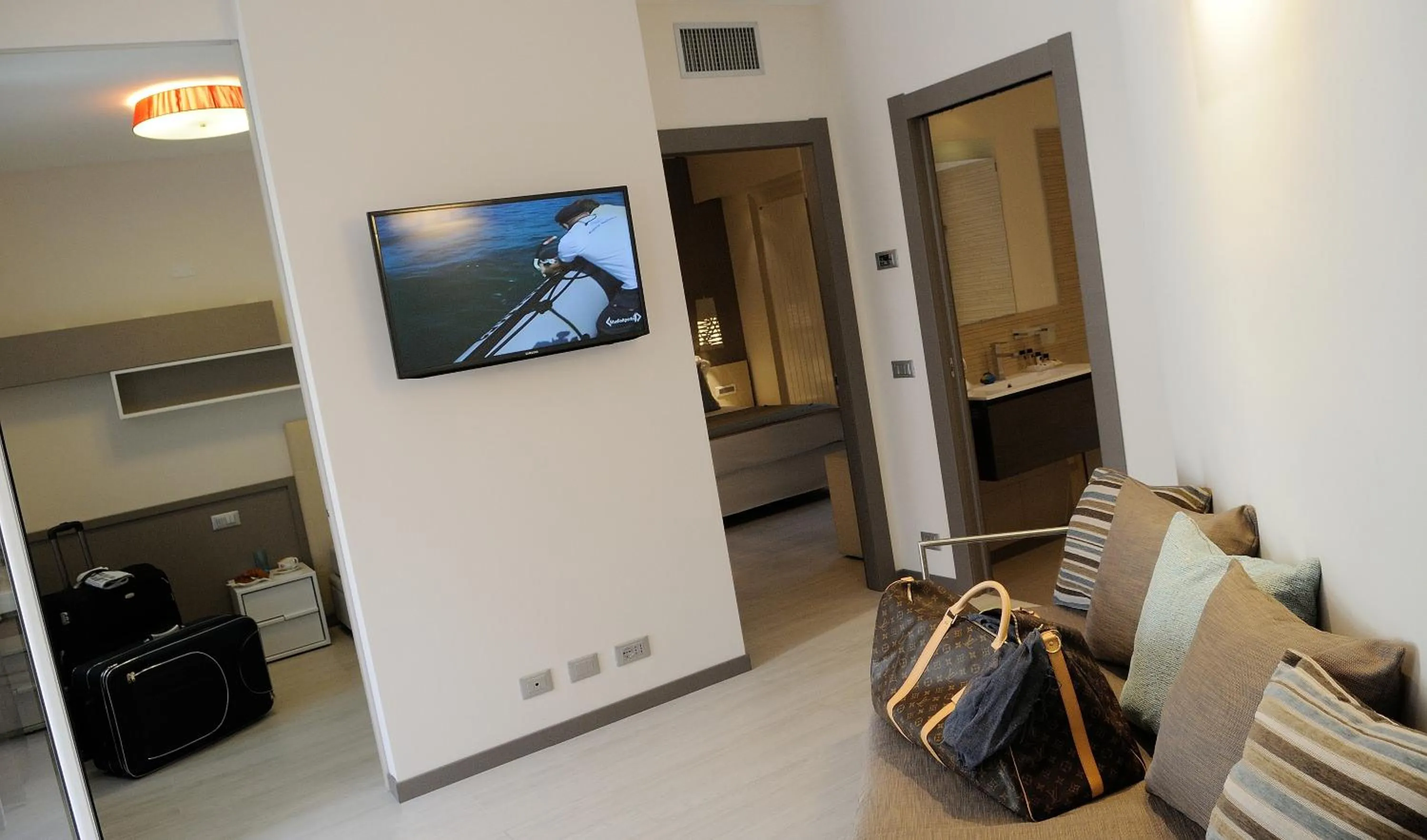 TV and multimedia in Hotel Ariston & Apartments