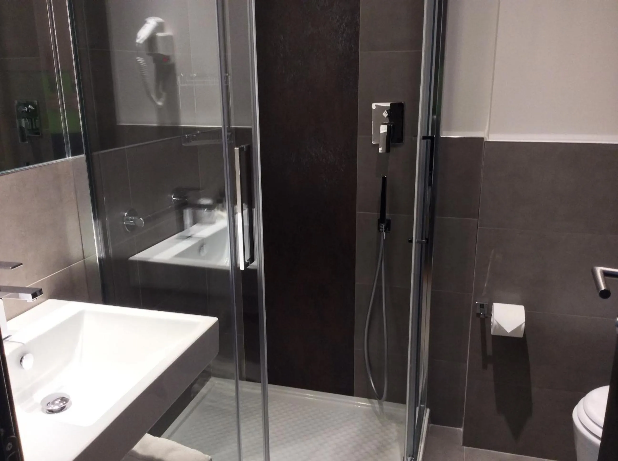 Bathroom in Hotel Ariston & Apartments
