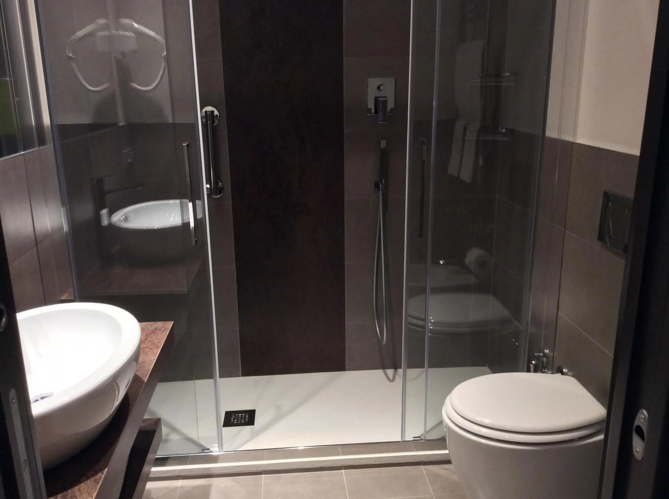 Bathroom in Hotel Ariston & Apartments