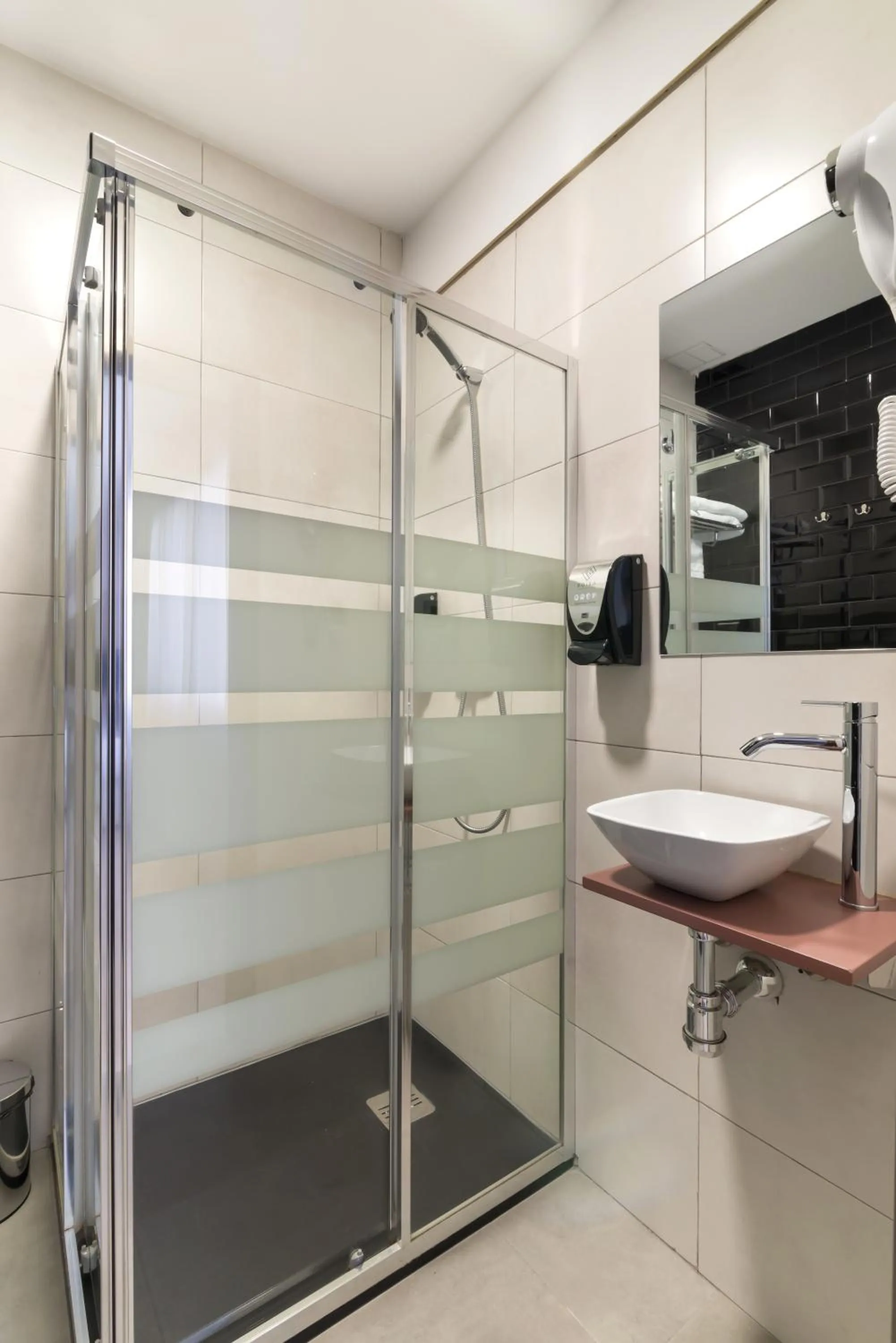 Shower in Roisa Hostal Boutique