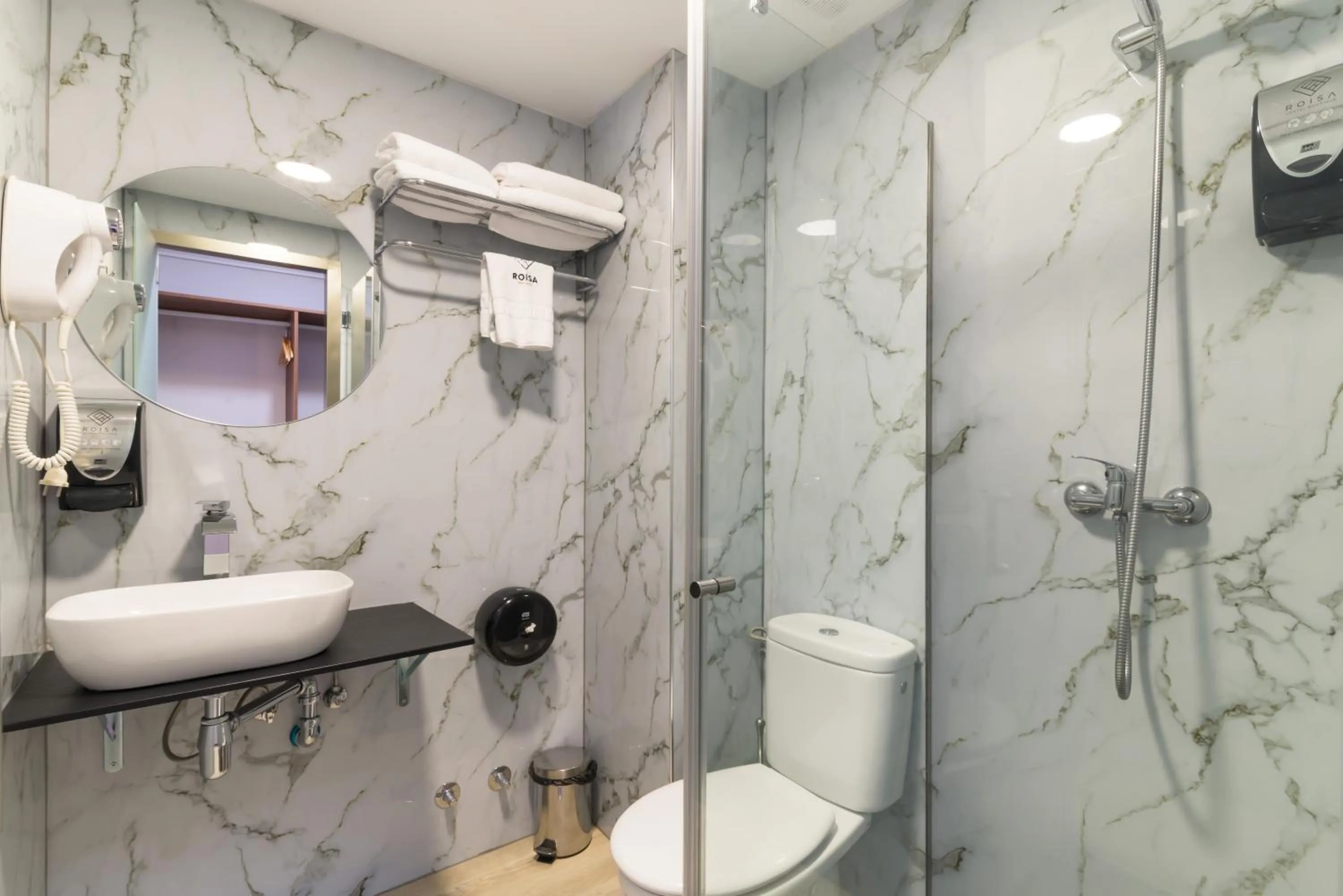 Shower in Roisa Hostal Boutique