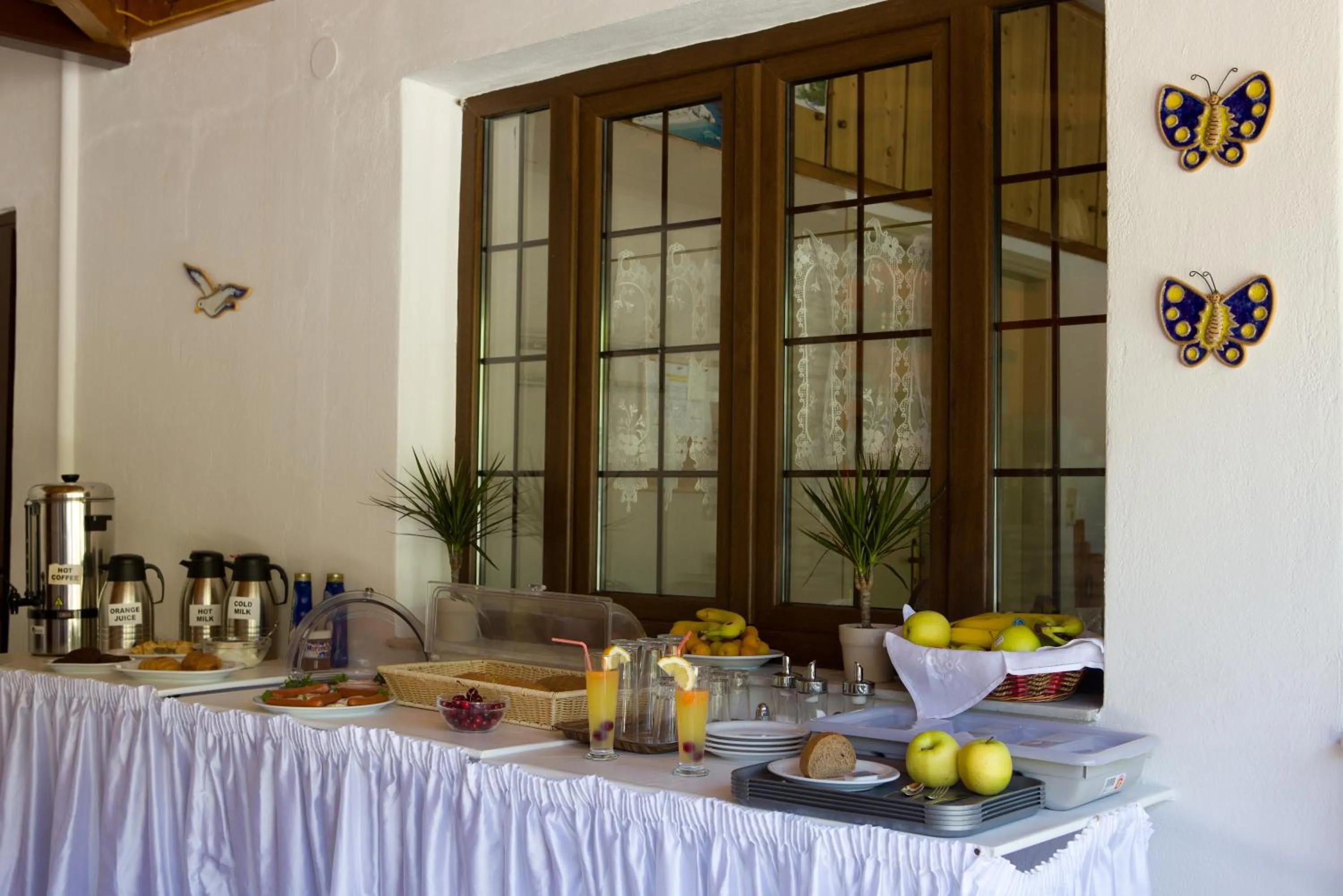 Restaurant/places to eat in Hovolo Hotel Apartments