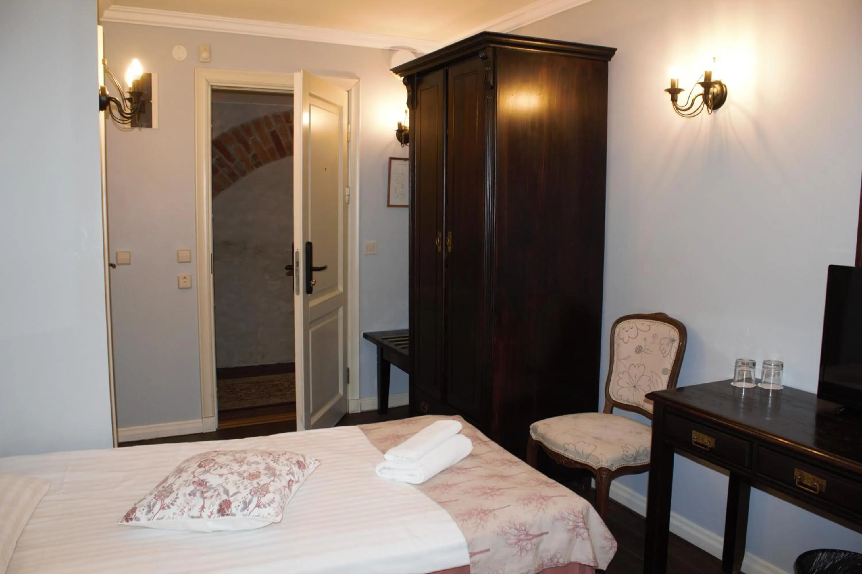 Photo of the whole room, Bed in Taanilinna Hotell