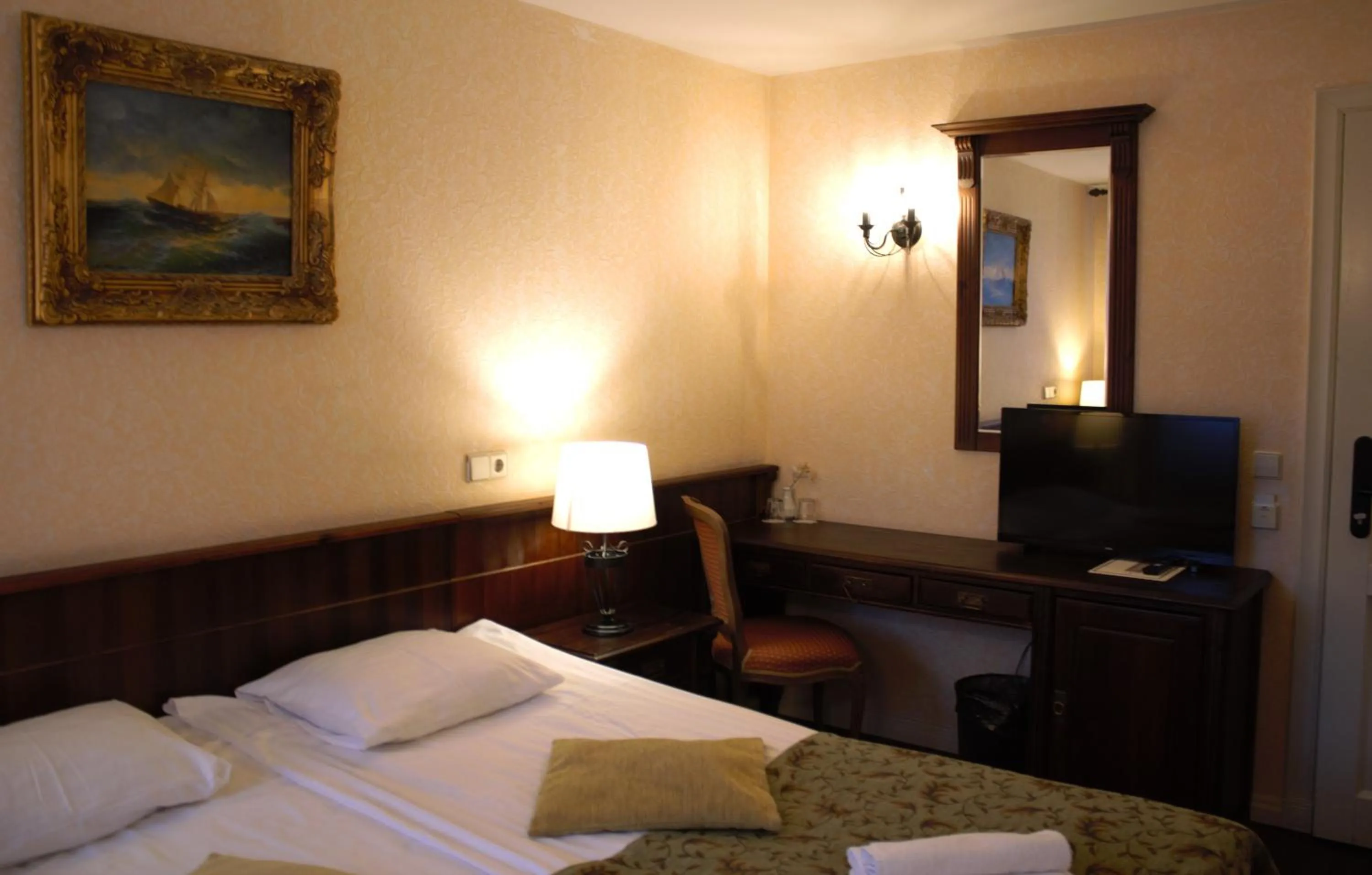 Photo of the whole room, Bed in Taanilinna Hotell