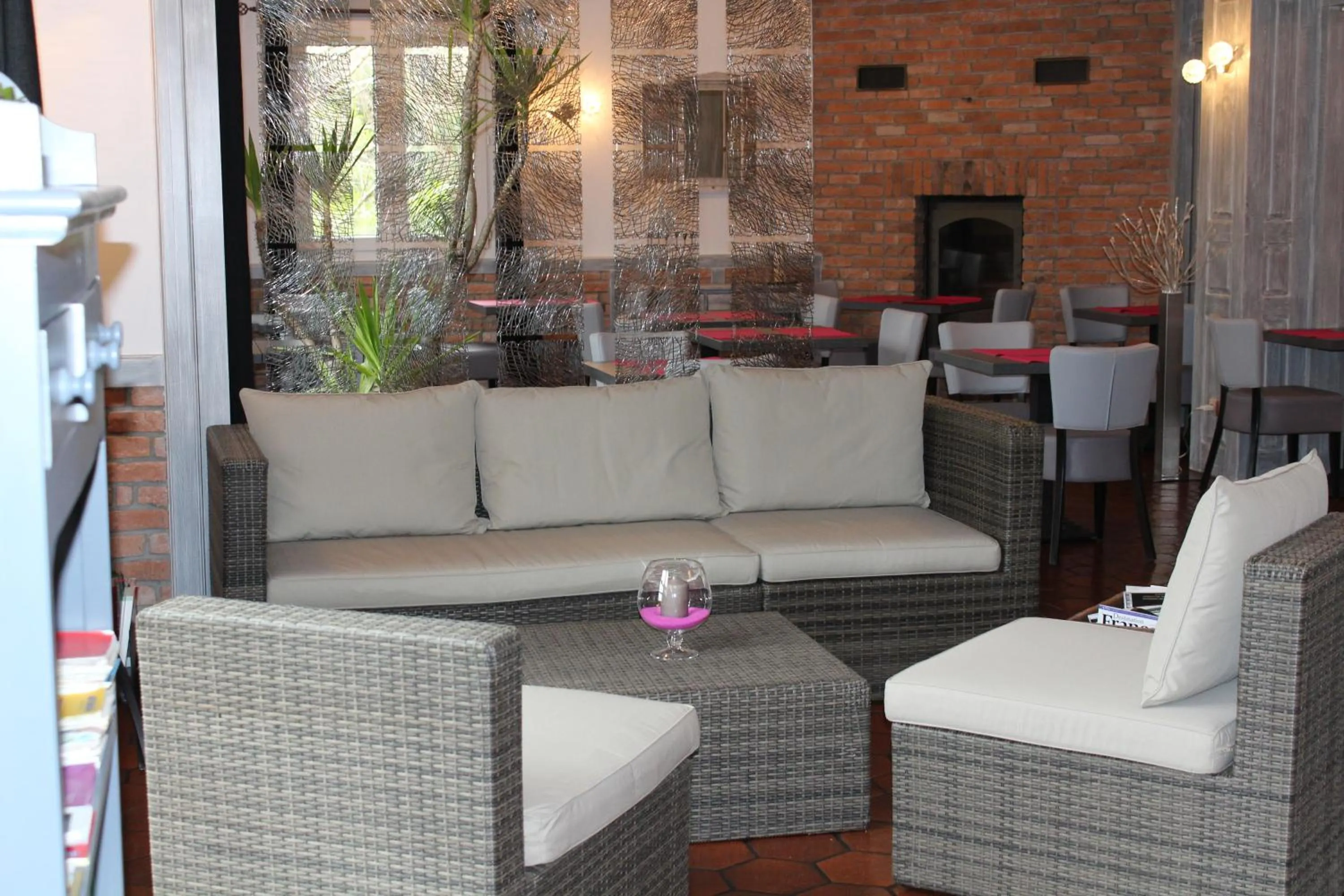 Lobby or reception in Auberge La Tomette, The Originals Relais