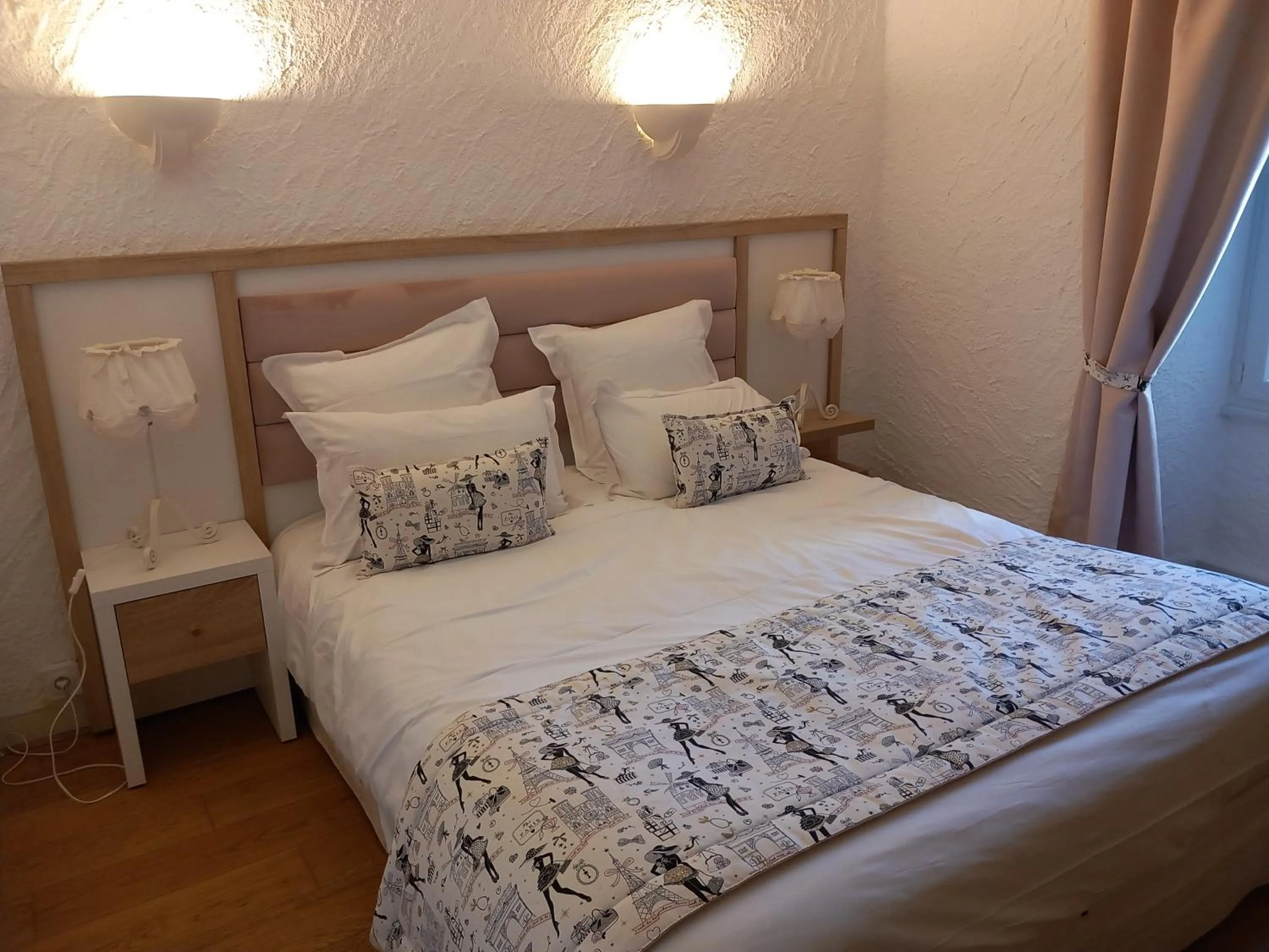 Bedroom, Bed in Auberge La Tomette, The Originals Relais