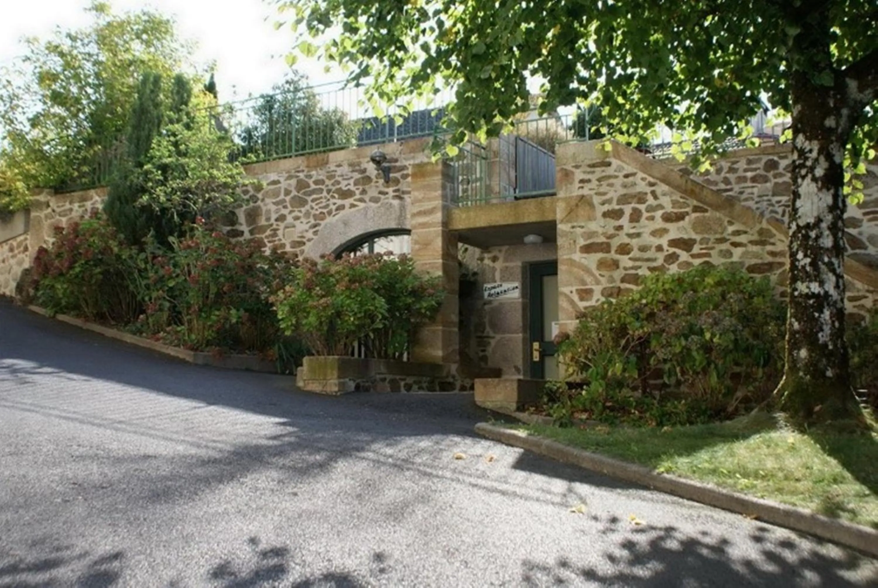 Facade/entrance in Auberge La Tomette, The Originals Relais
