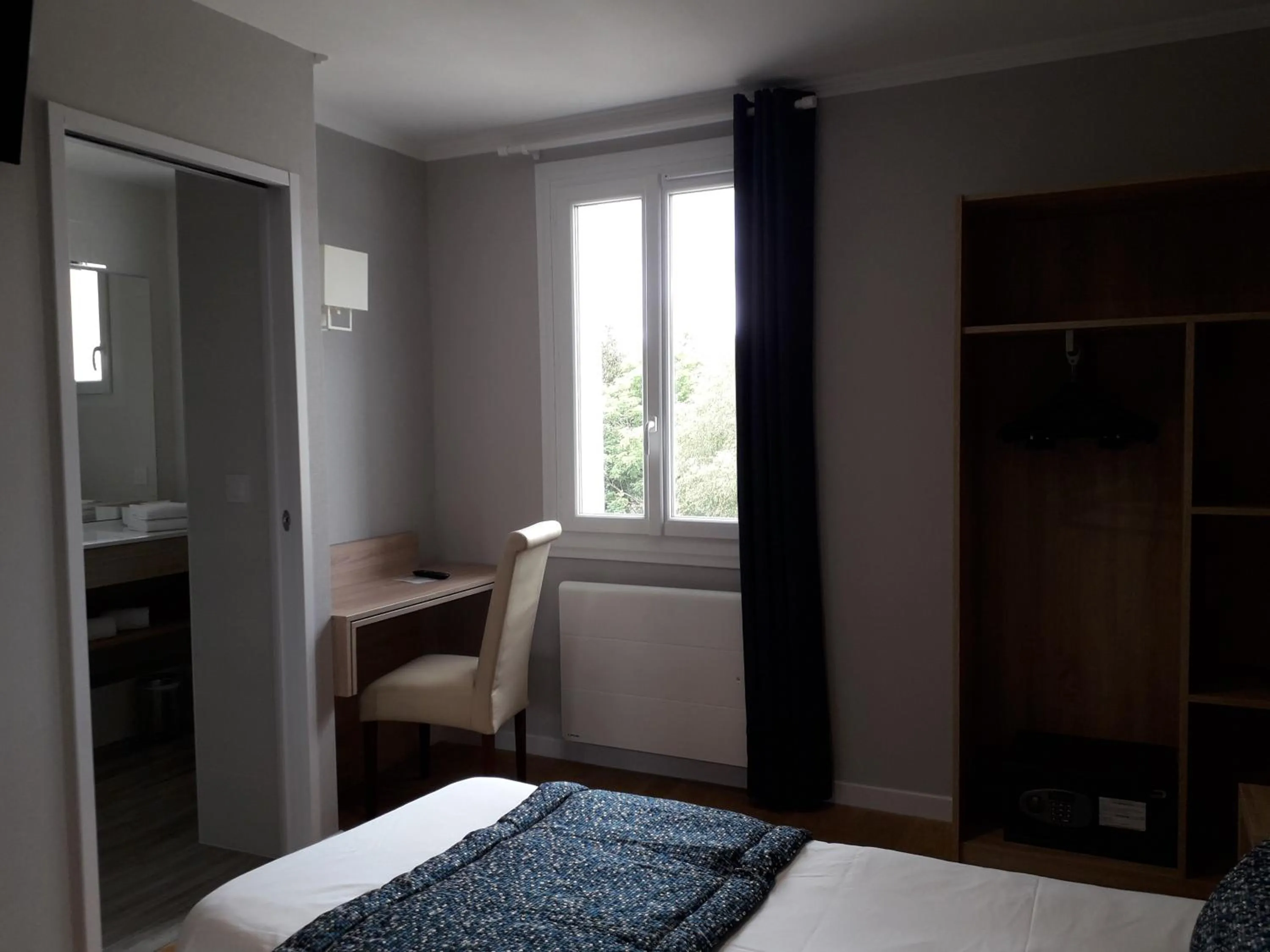 Photo of the whole room, Bed in Auberge La Tomette, The Originals Relais