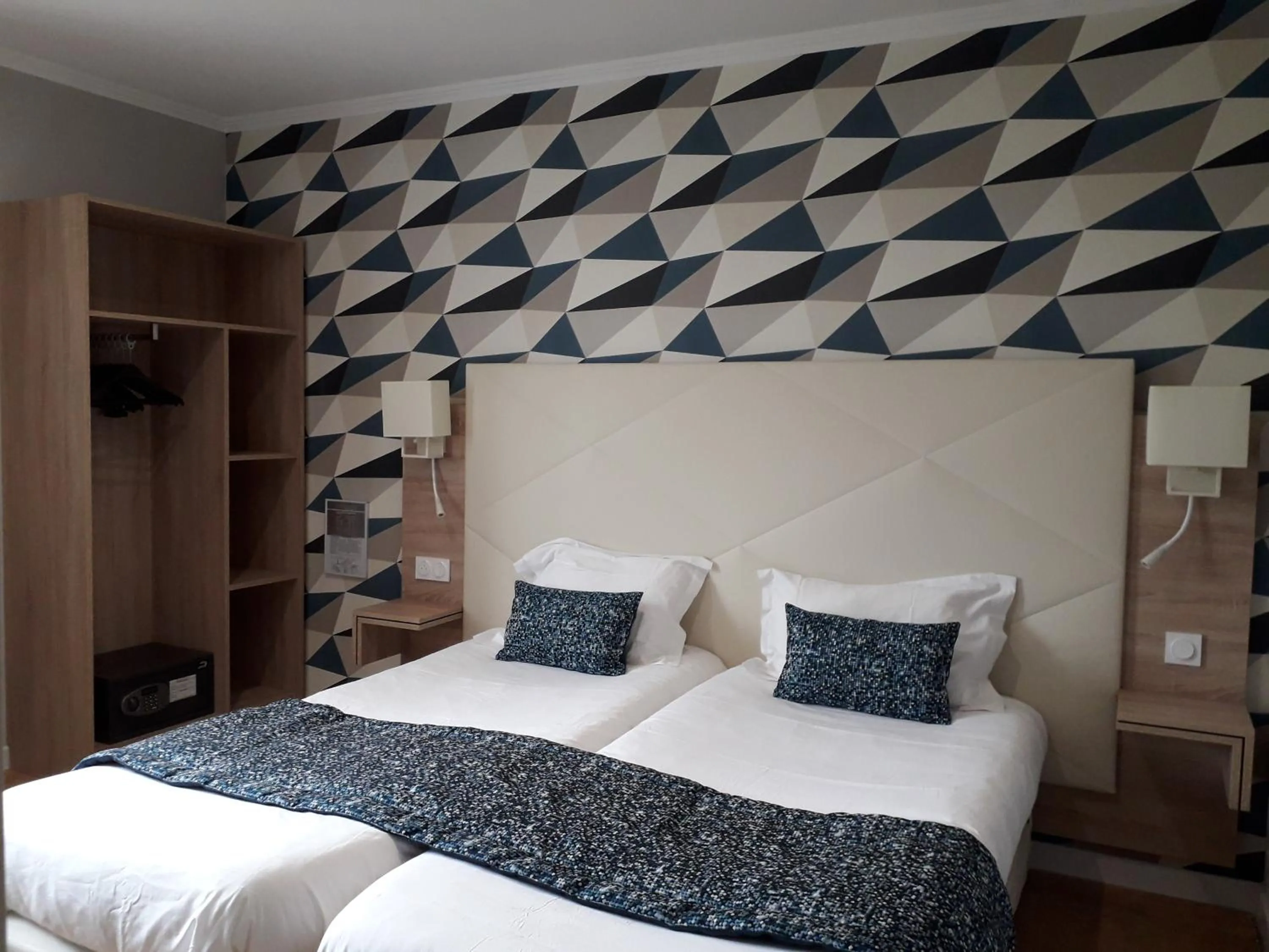 Photo of the whole room, Bed in Auberge La Tomette, The Originals Relais