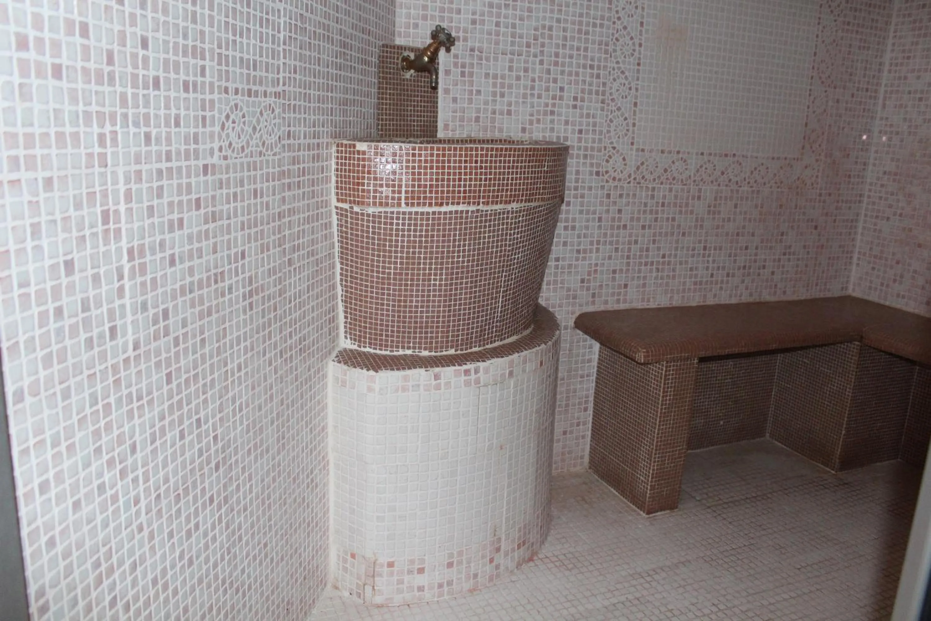 Steam room in Auberge La Tomette, The Originals Relais