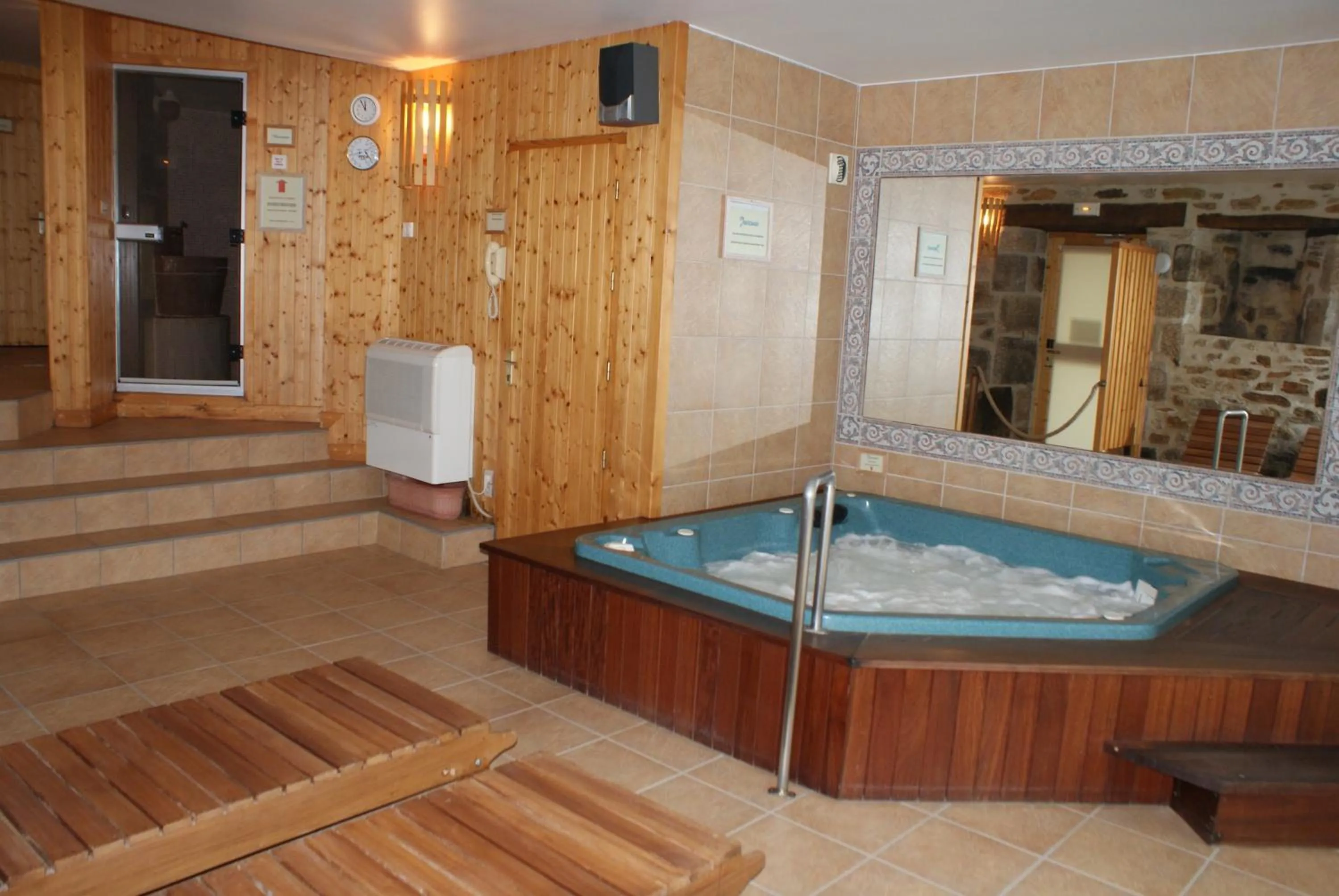 Spa and wellness centre/facilities in Auberge La Tomette, The Originals Relais