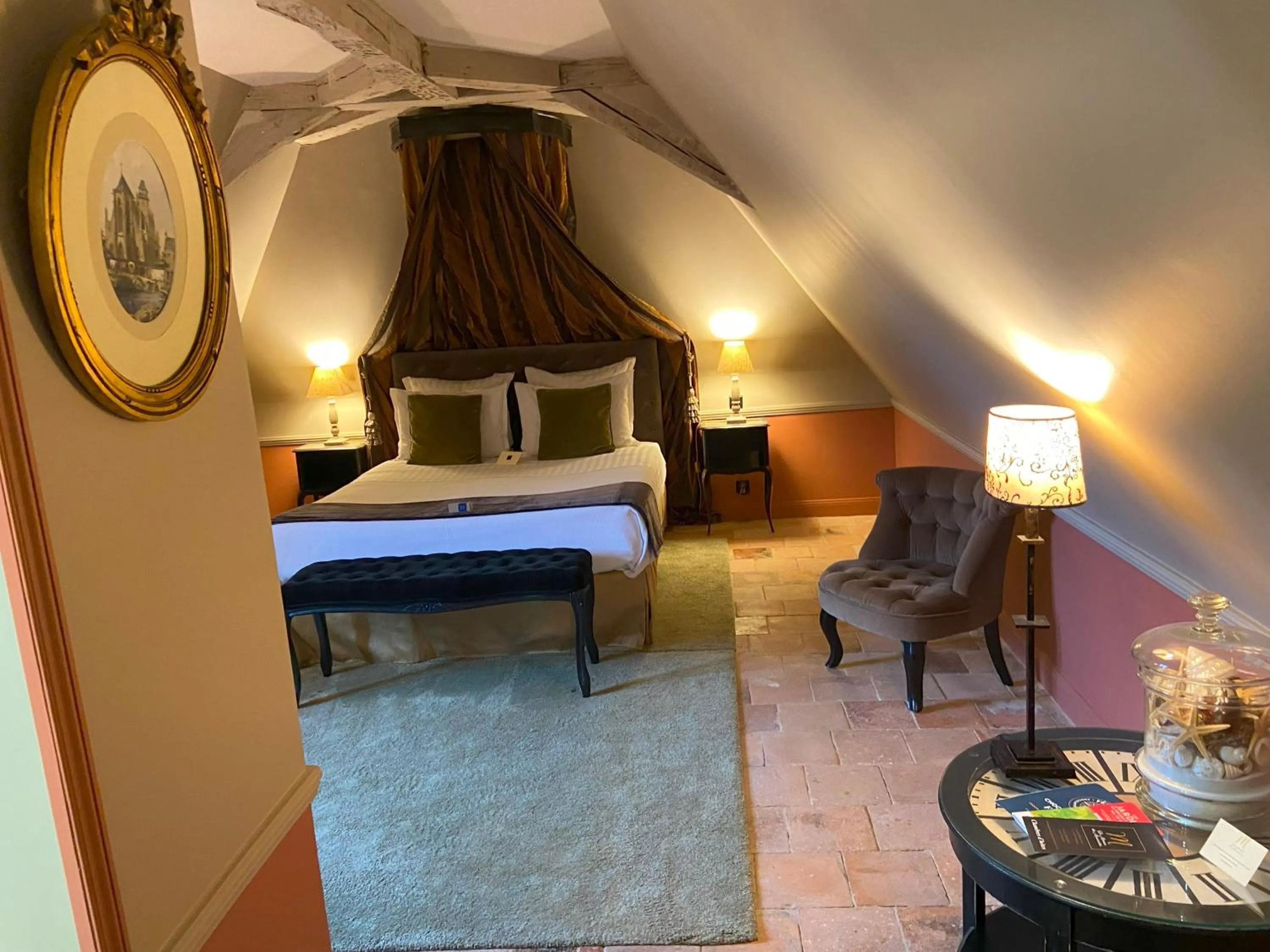 Bed in Le Manoir de Maucartier