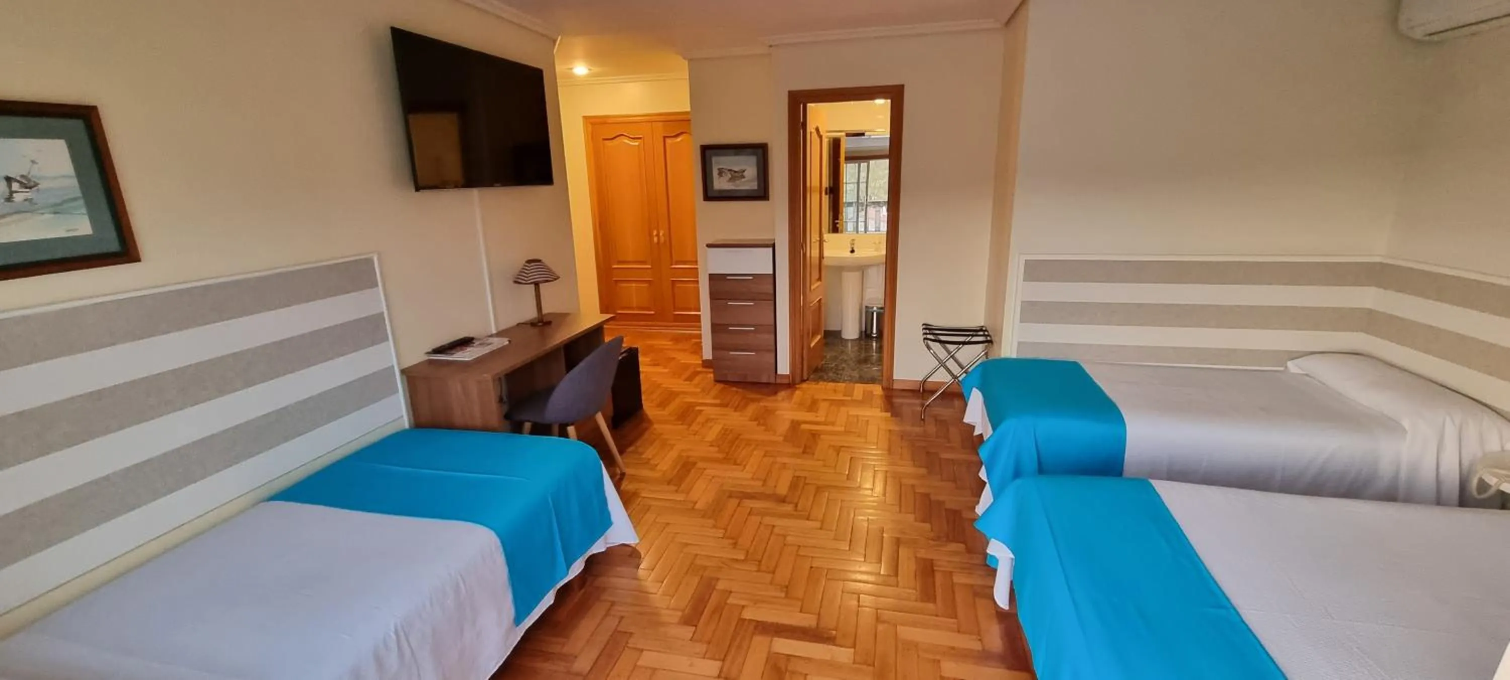 TV and multimedia, Bed in Hotel Miramar Playa America Nigran