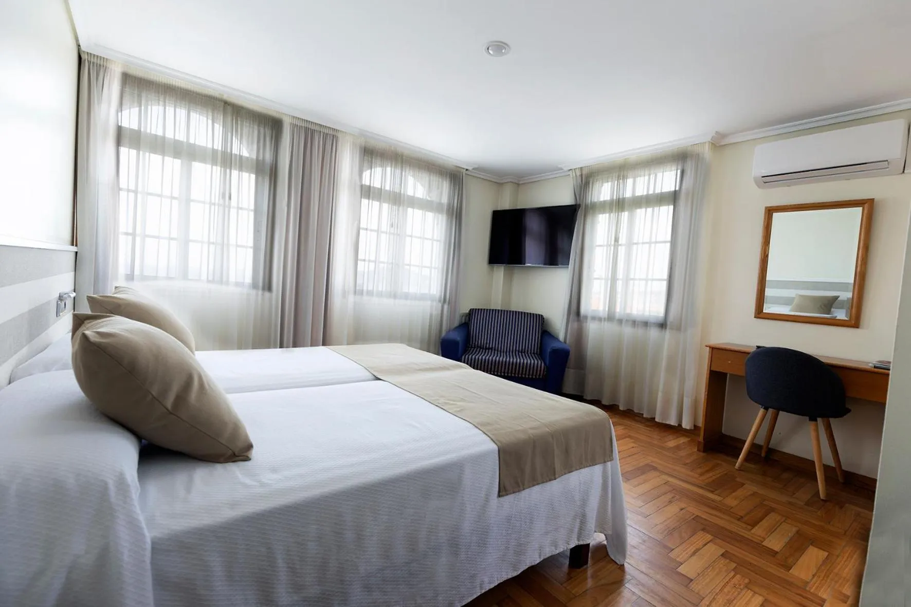 TV and multimedia, Bed in Hotel Miramar Playa America Nigran