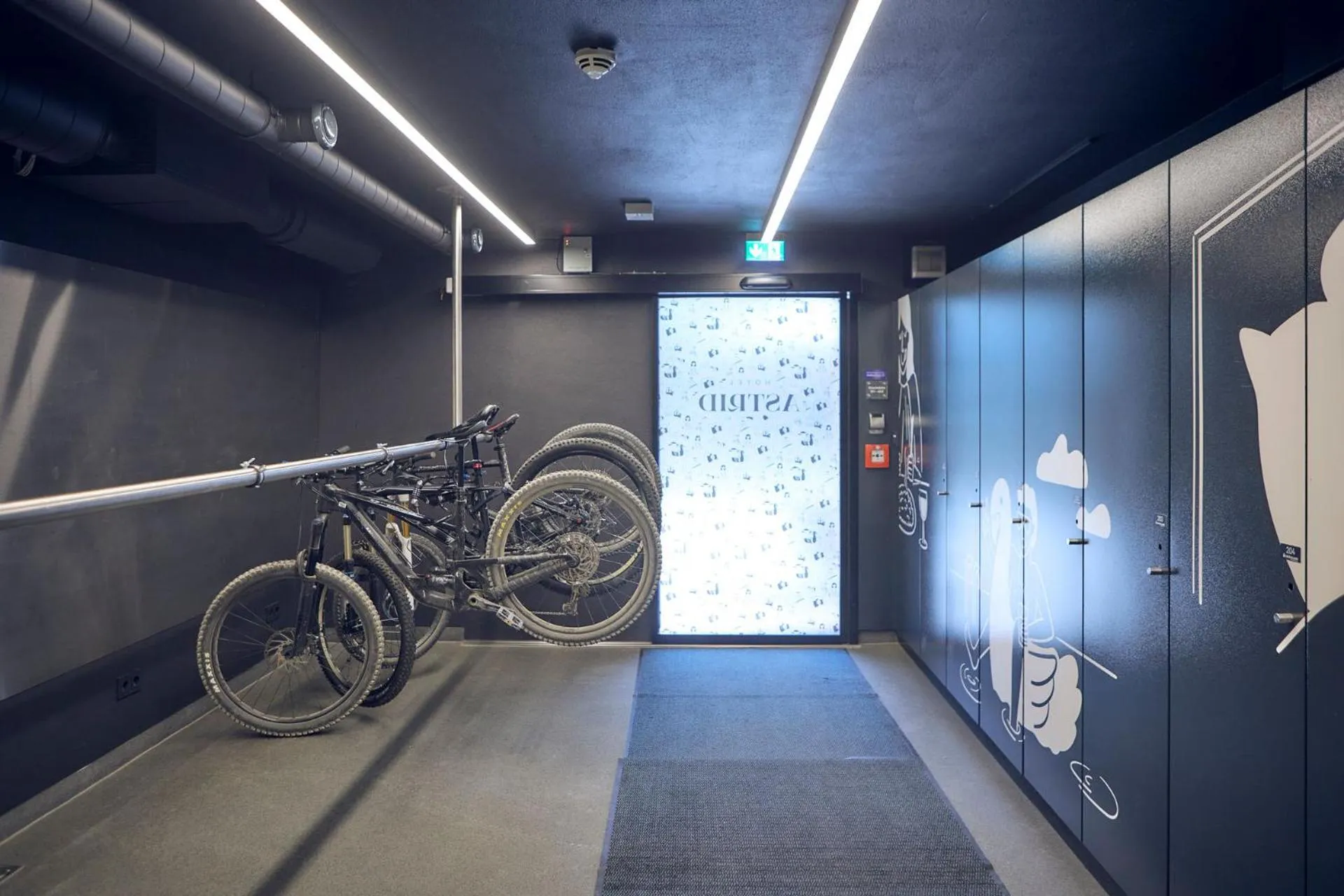 Cycling in Hotel Astrid - Ski In - Ski Out