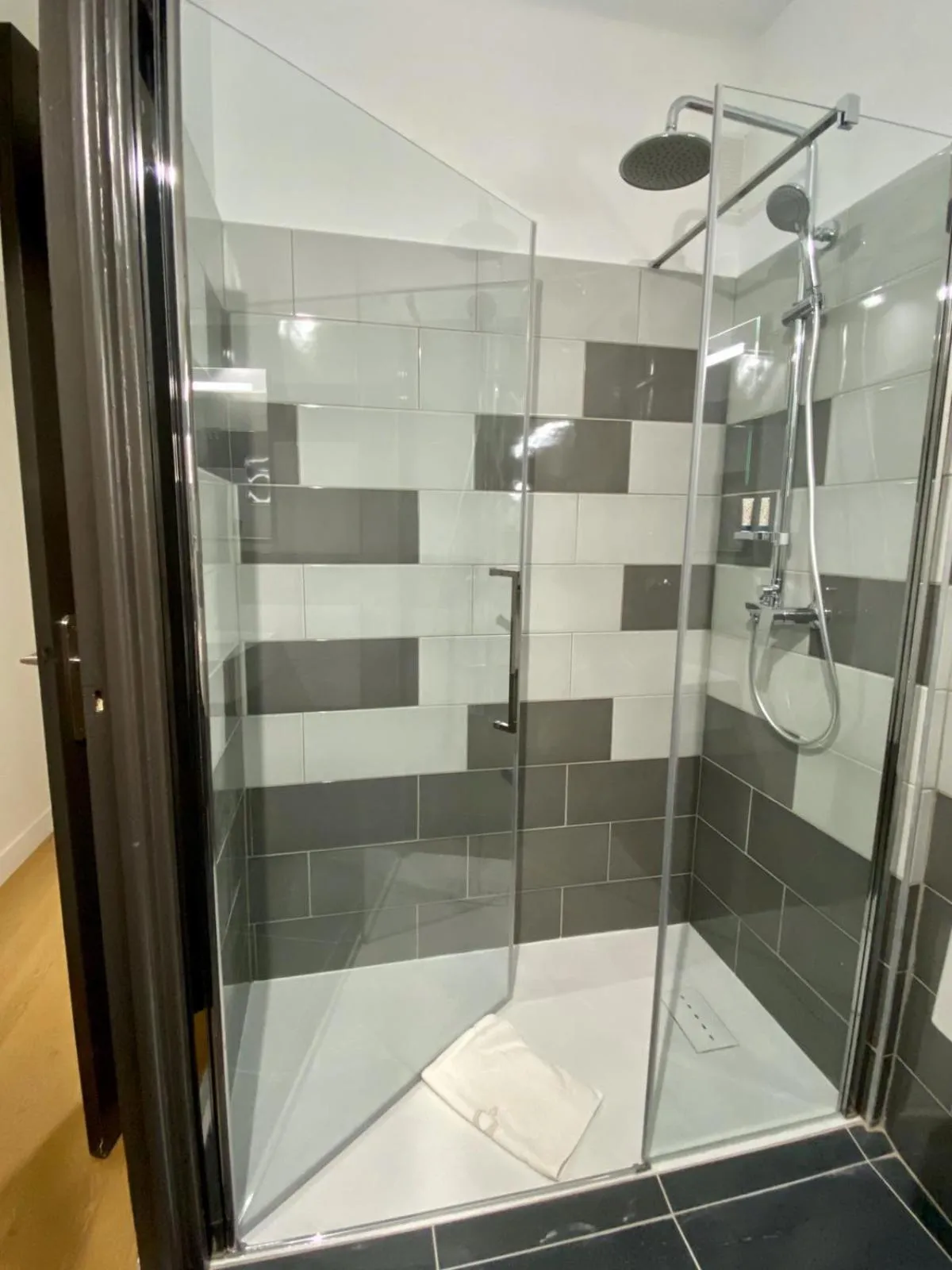 Shower in Hotel Courbet