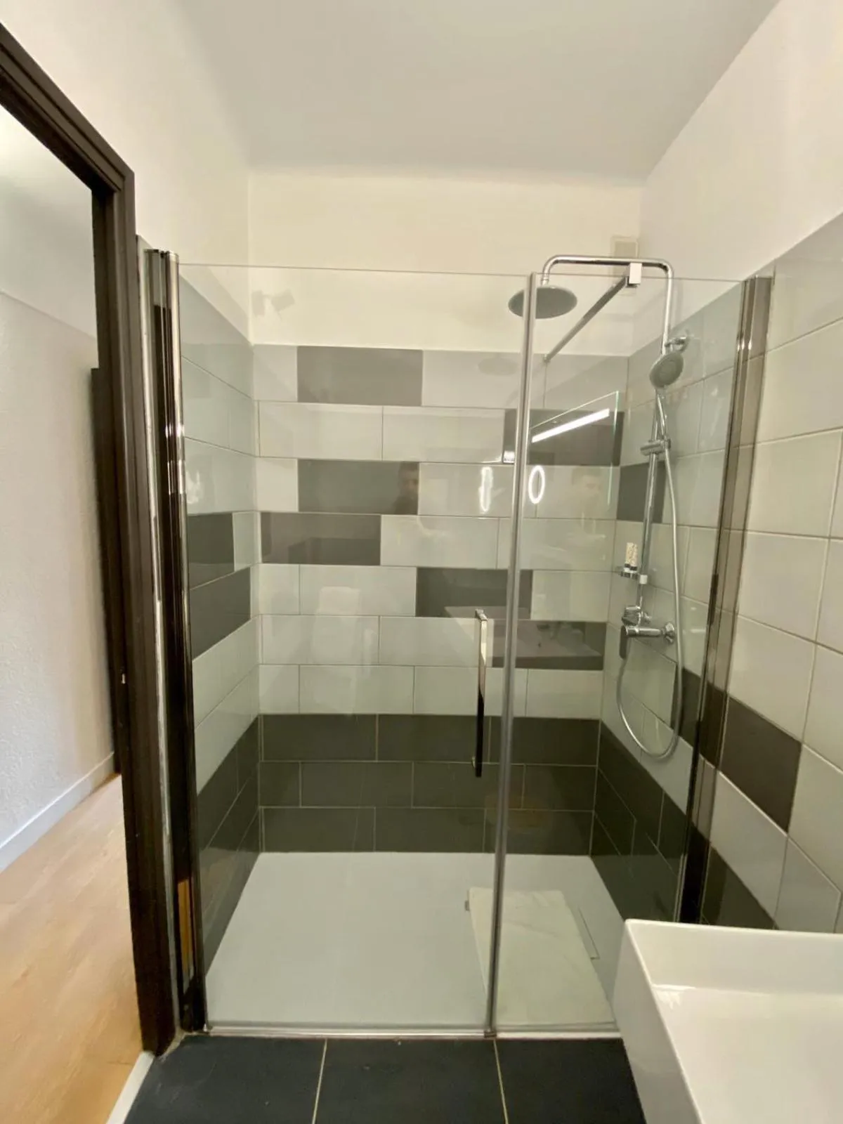 Shower in Hotel Courbet