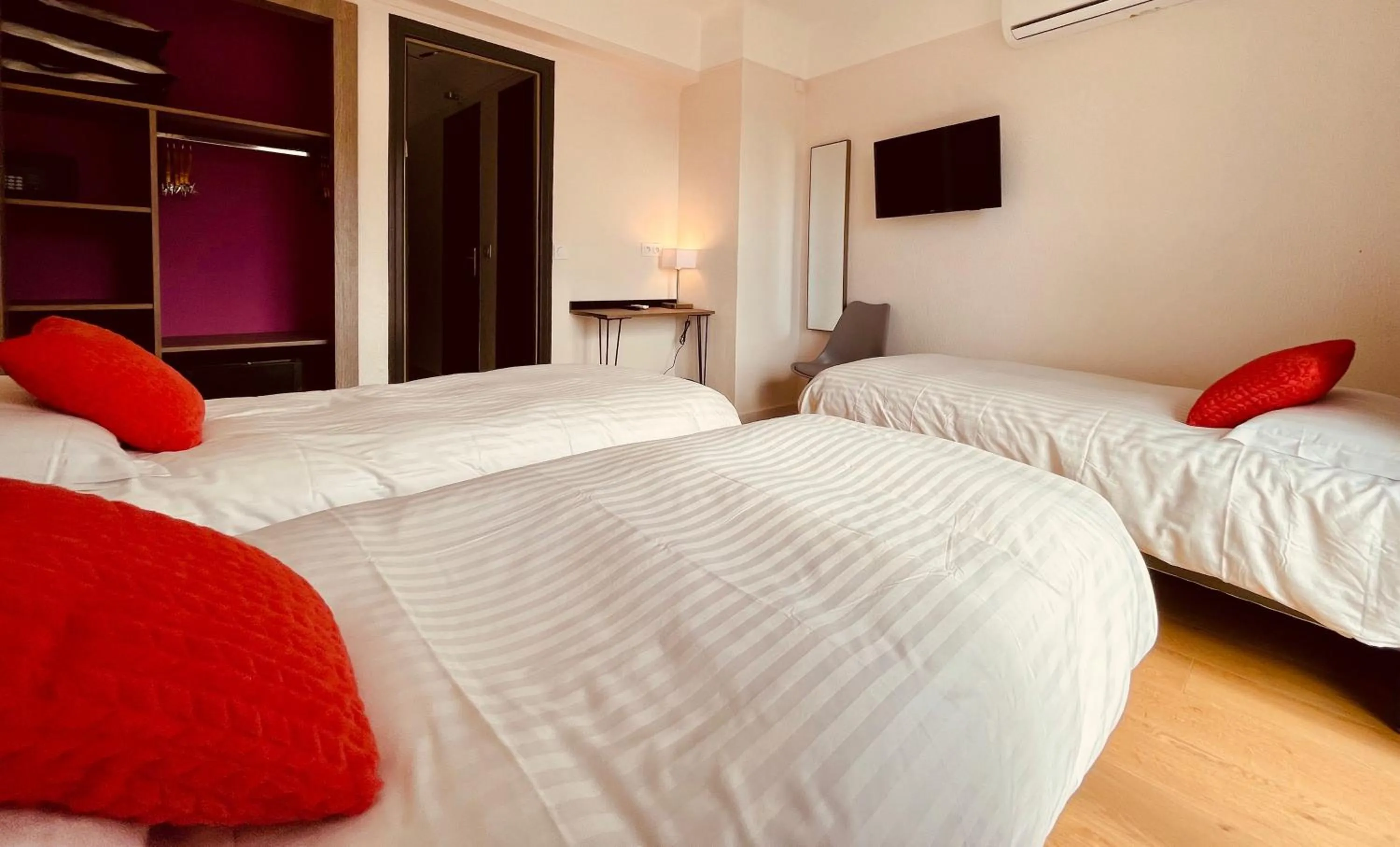 Photo of the whole room, Bed in Hotel Courbet