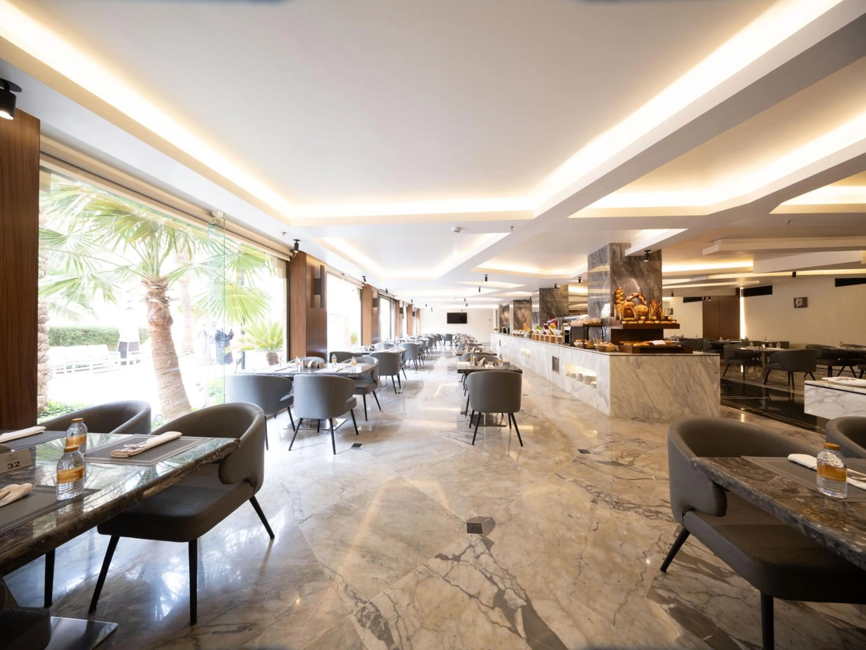 Restaurant/places to eat in Madareem Hotel