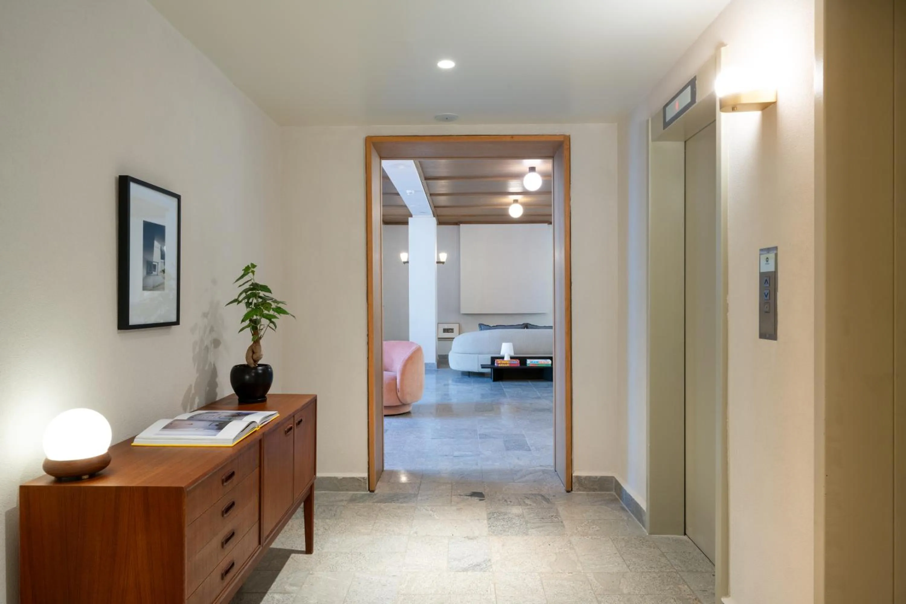 elevator, Bed in master Mazeh