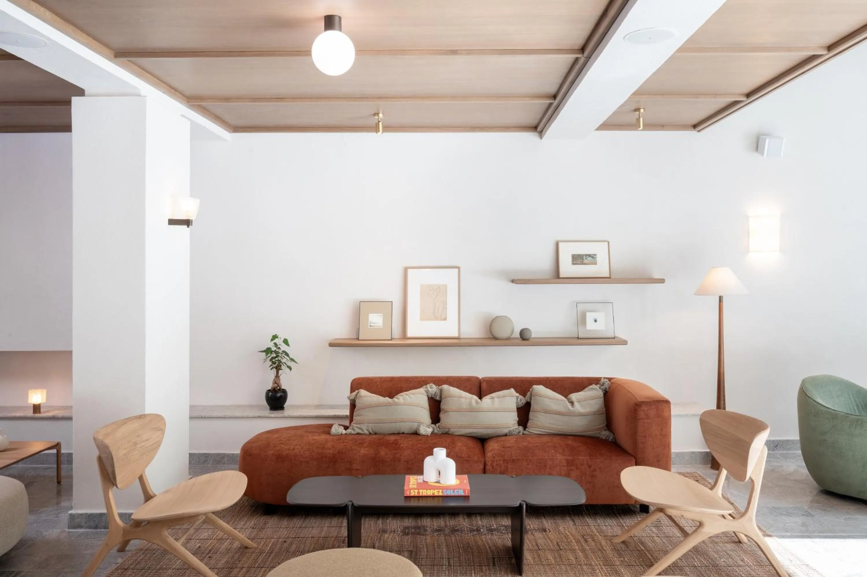 Communal lounge/ TV room in master Mazeh