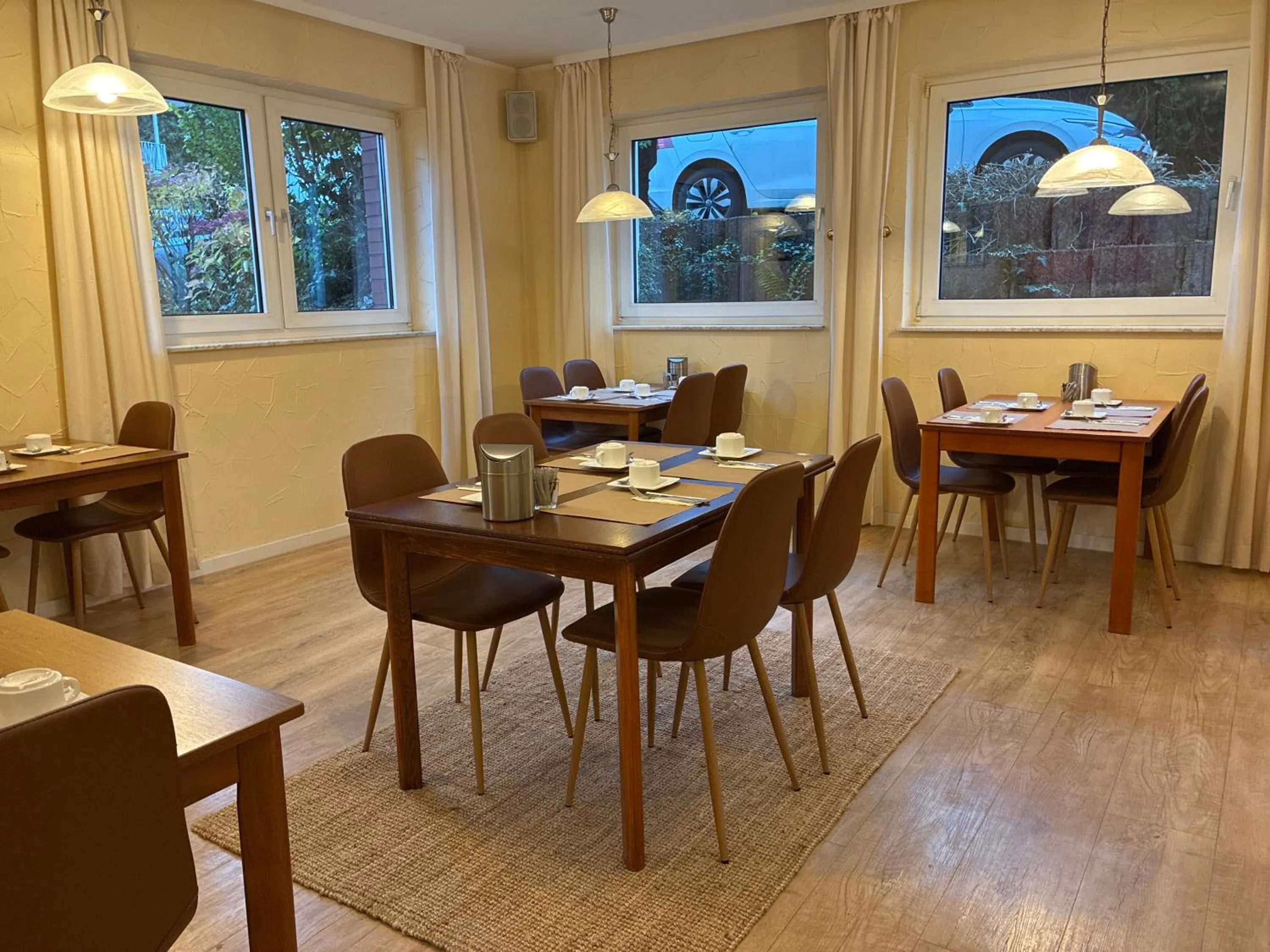 Restaurant/places to eat in arador CITY Hotel