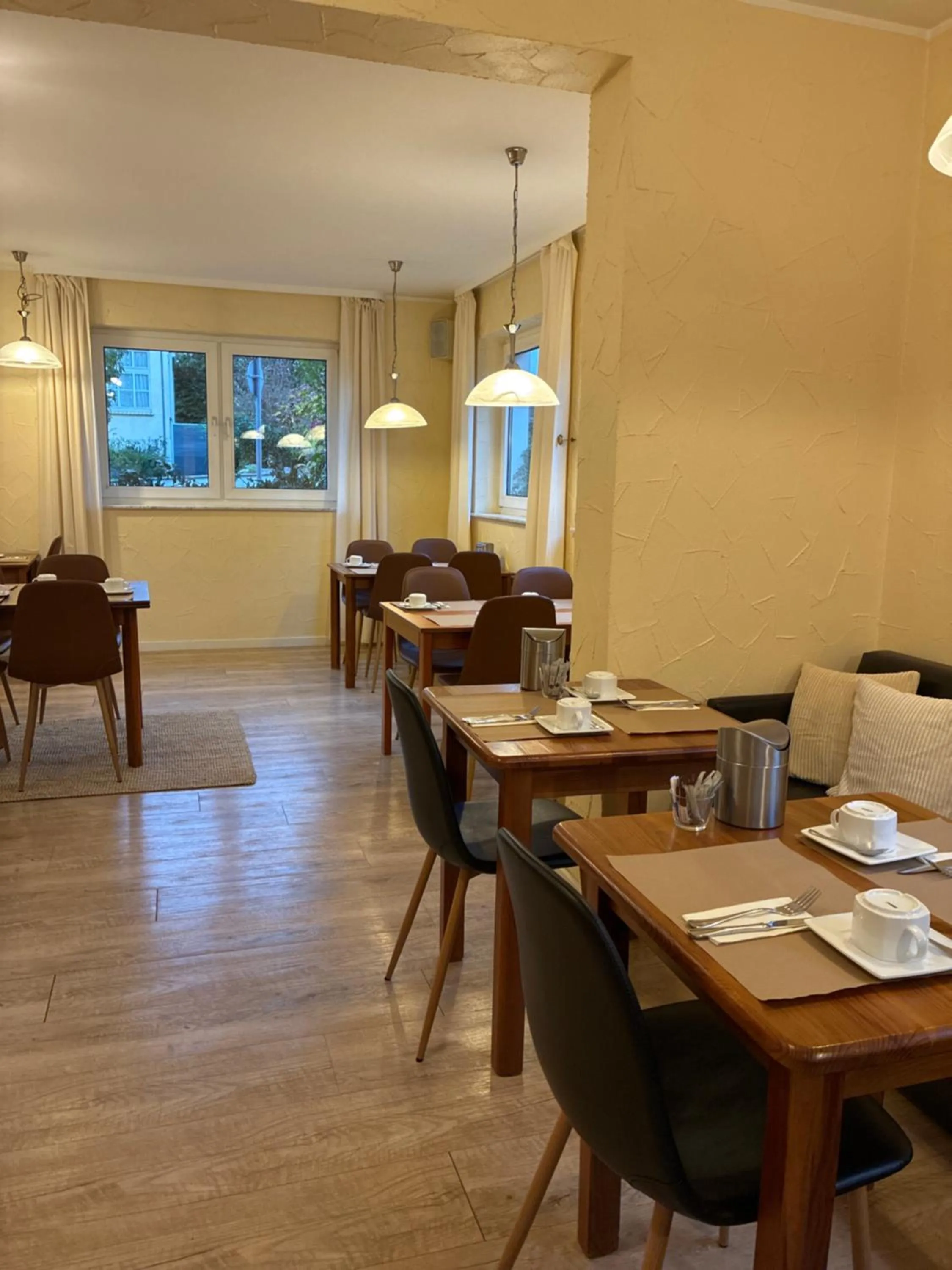 Restaurant/places to eat in arador CITY Hotel