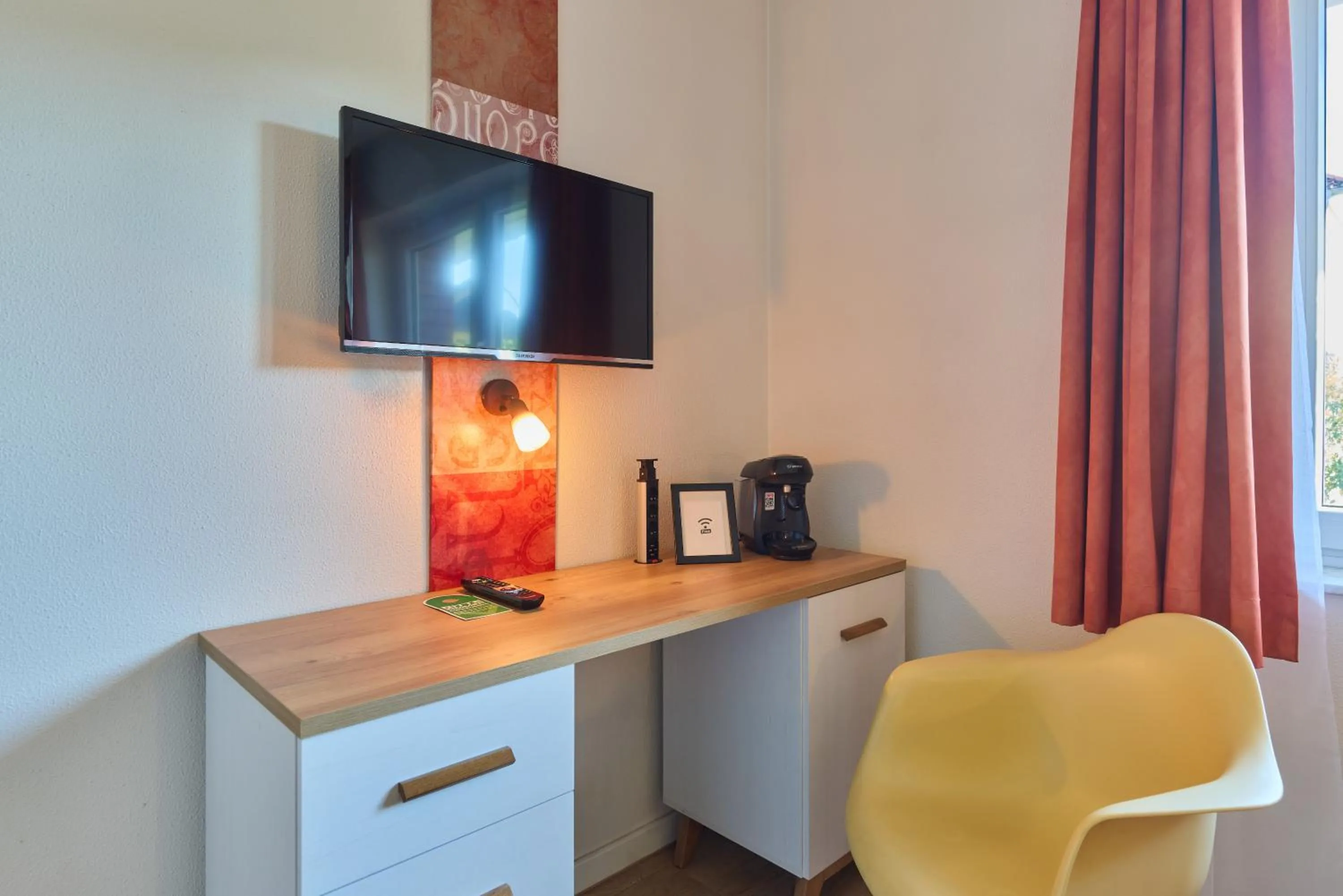 TV and multimedia in arador CITY Hotel