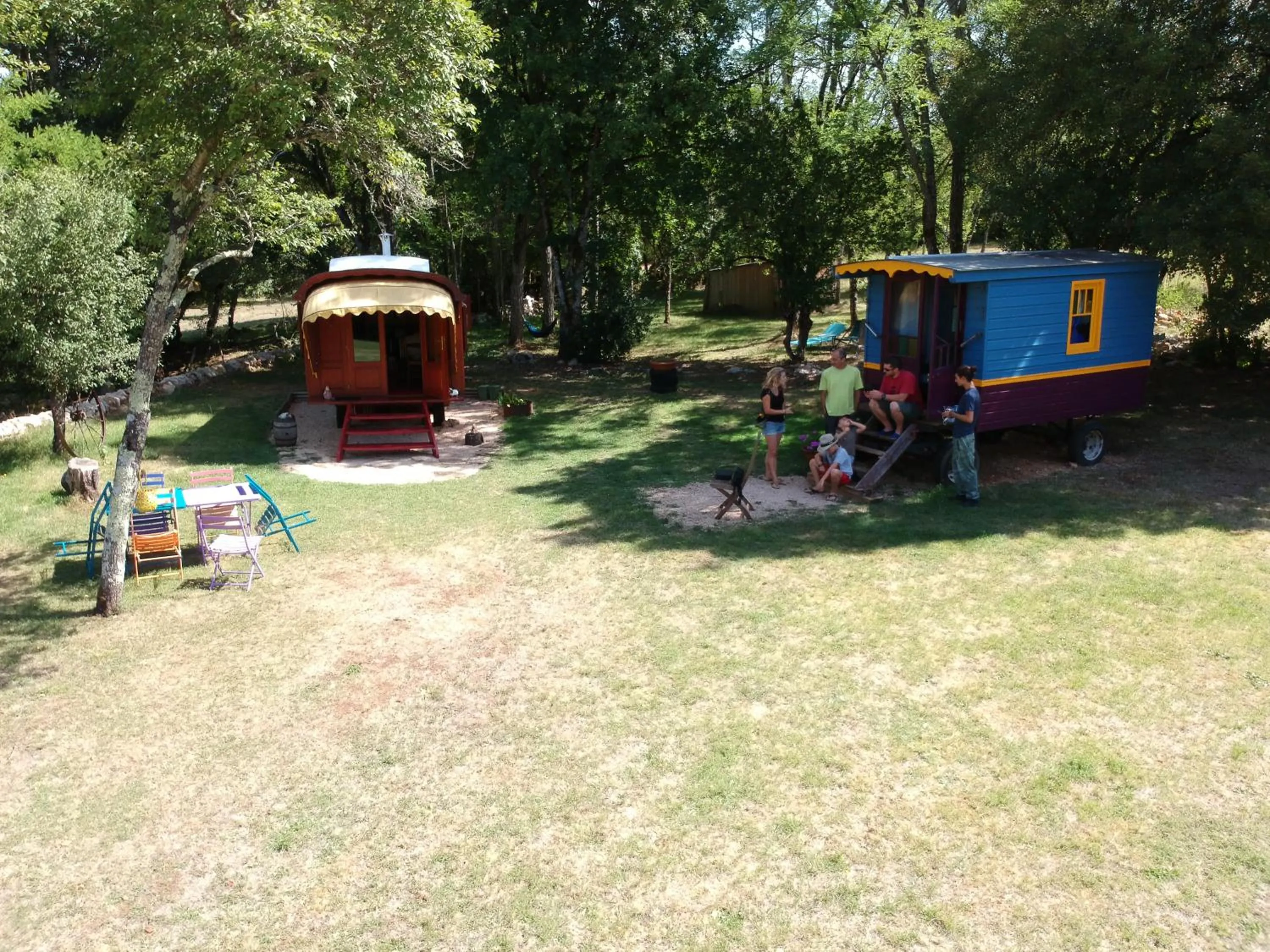Garden view in les roulottes du LOT