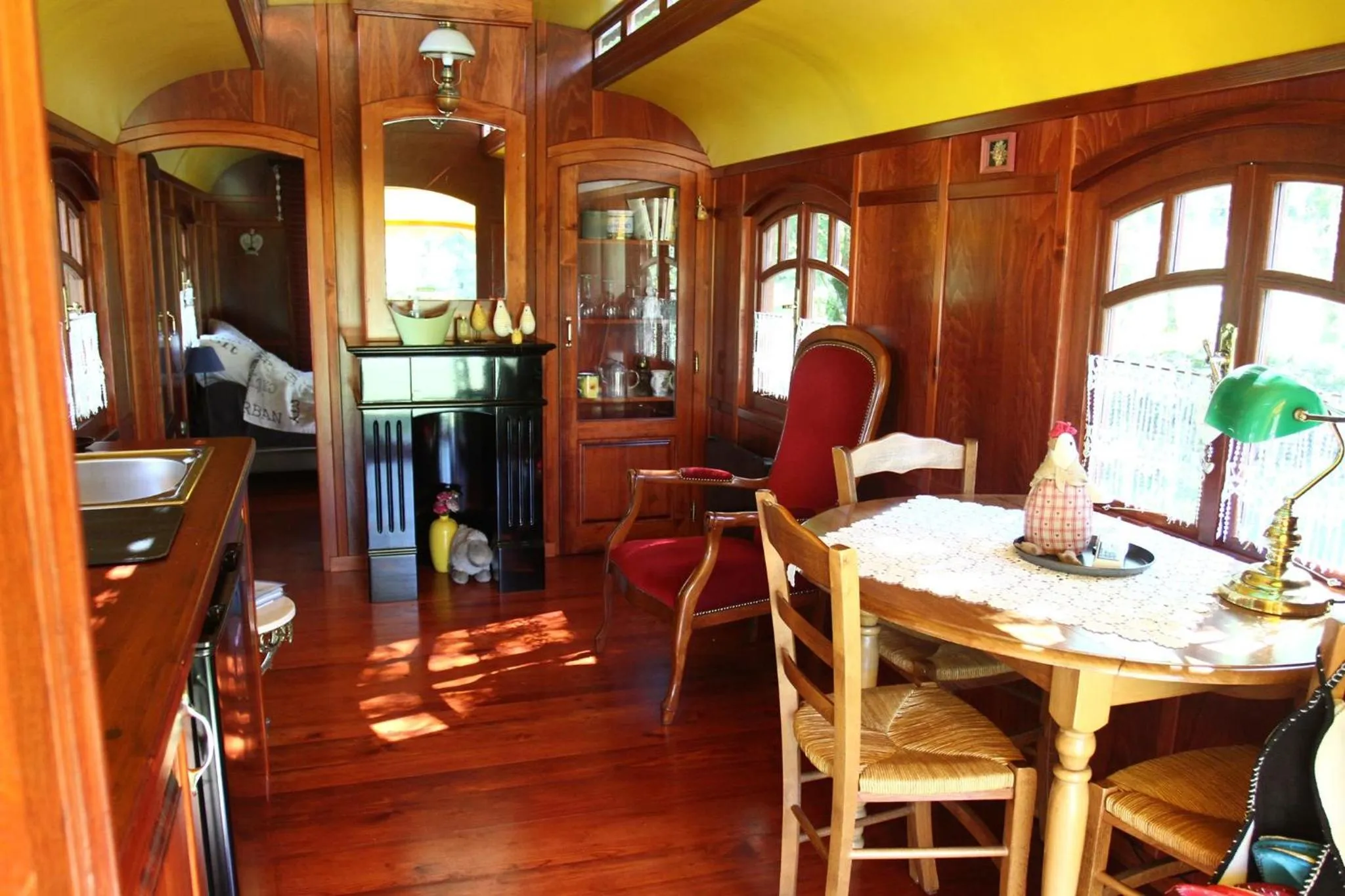 Dining area in les roulottes du LOT