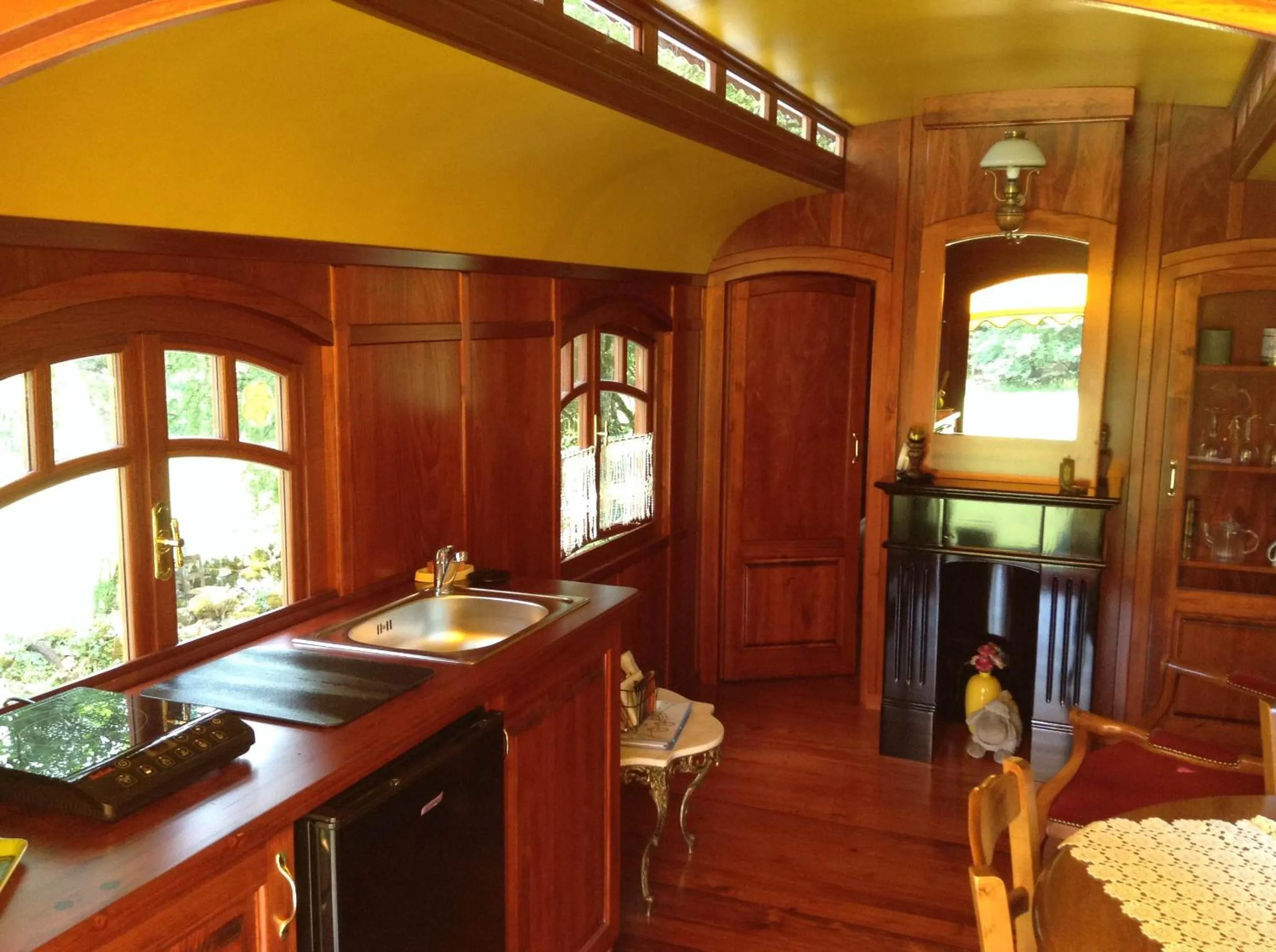 Kitchen or kitchenette in les roulottes du LOT