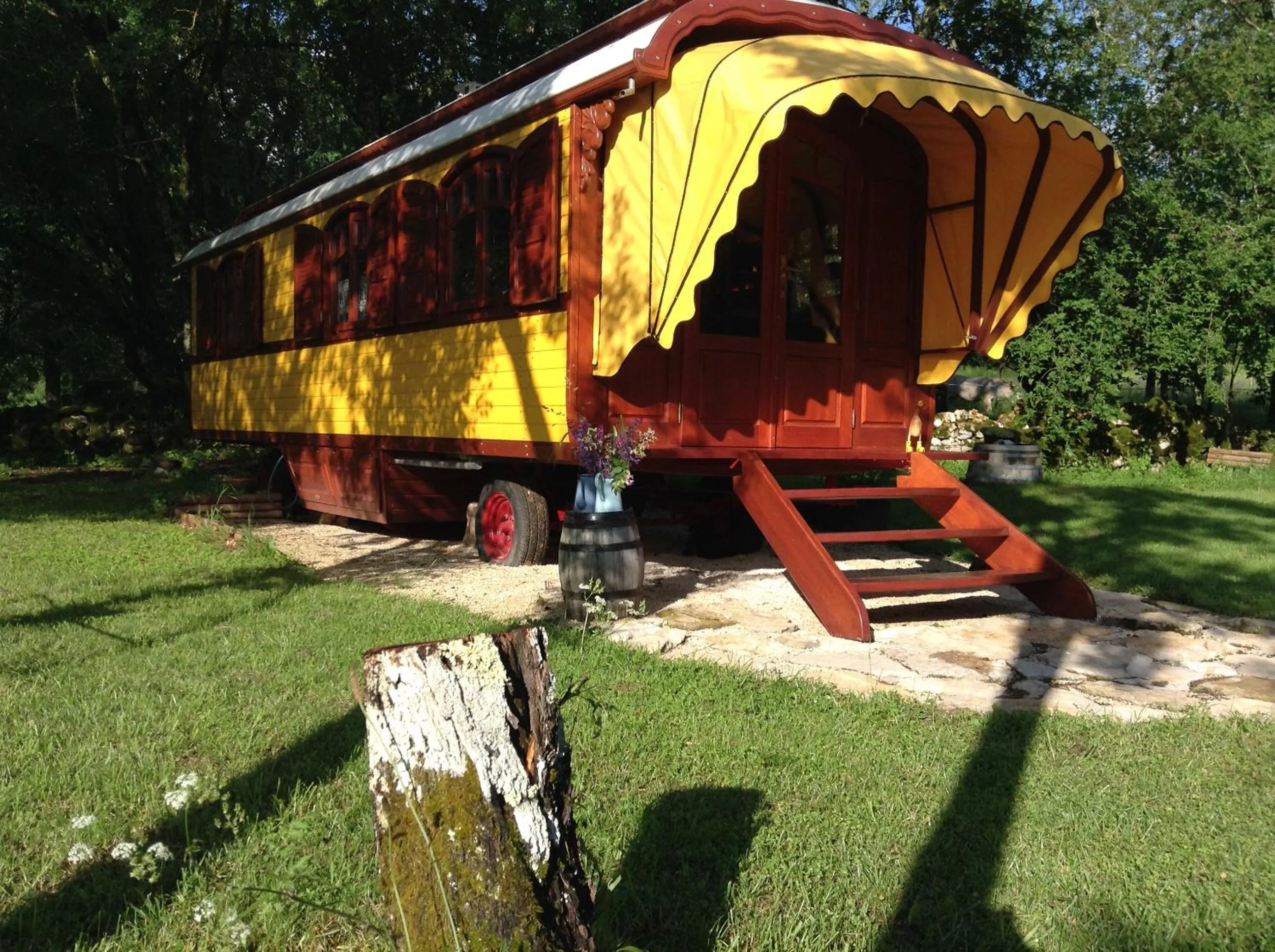 Facade/entrance in les roulottes du LOT