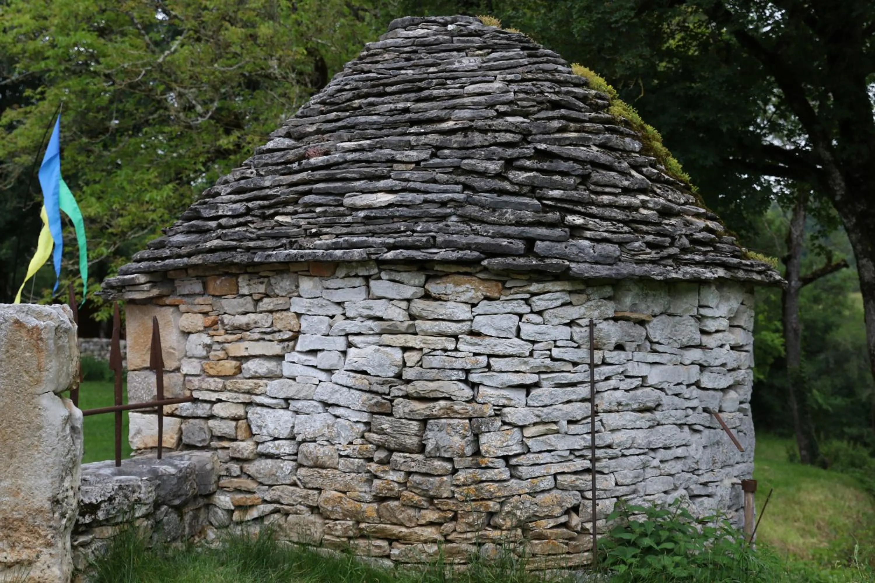 Garden view in les roulottes du LOT