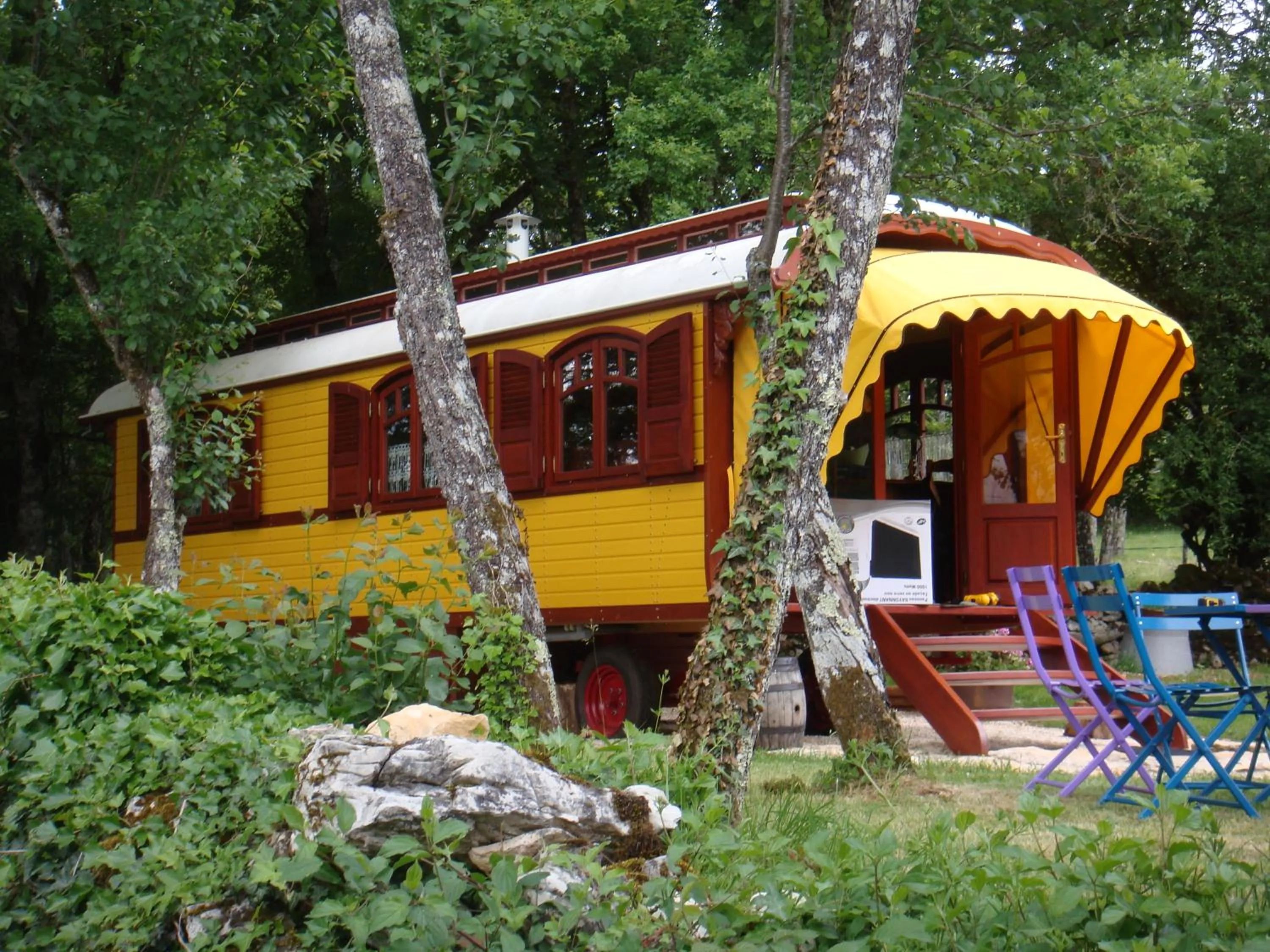 Facade/entrance in les roulottes du LOT