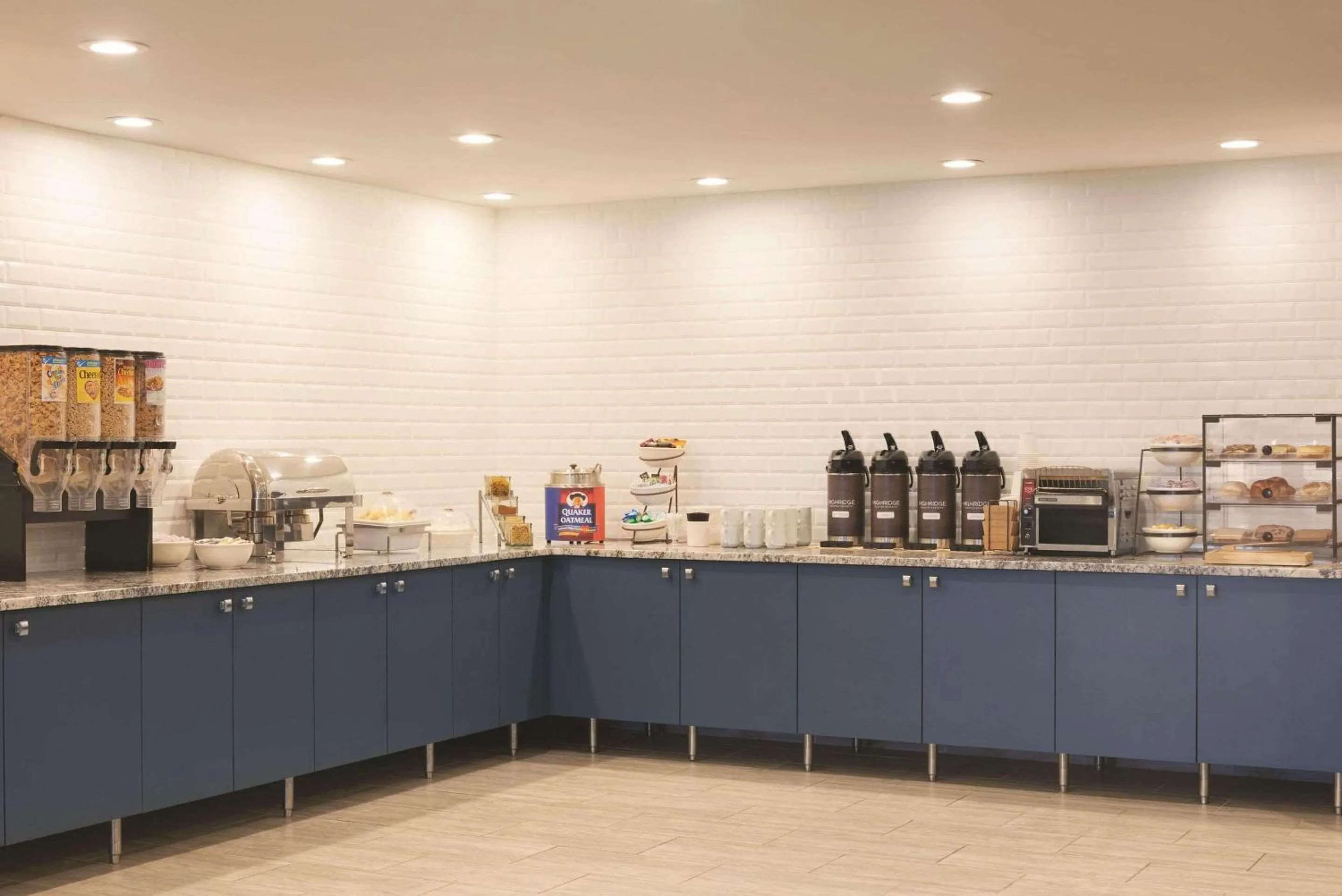 Breakfast in Country Inn & Suites by Radisson, Shoreview-Mounds View, MN