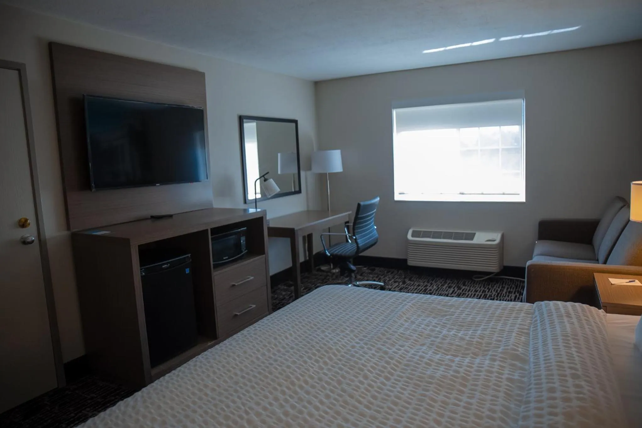Seating area, Bed in Clarion Pointe Indianapolis Airport