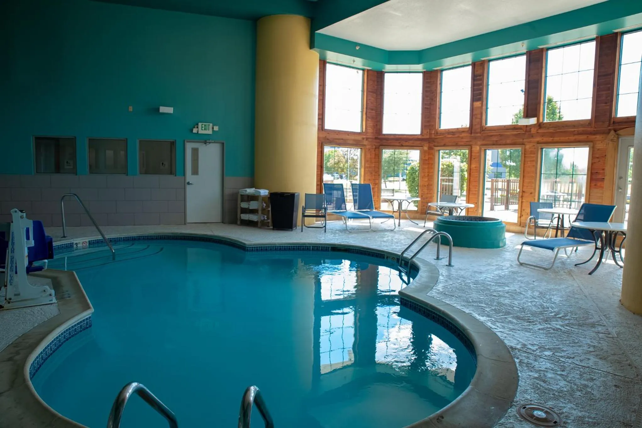 Swimming pool in Clarion Pointe Indianapolis Airport
