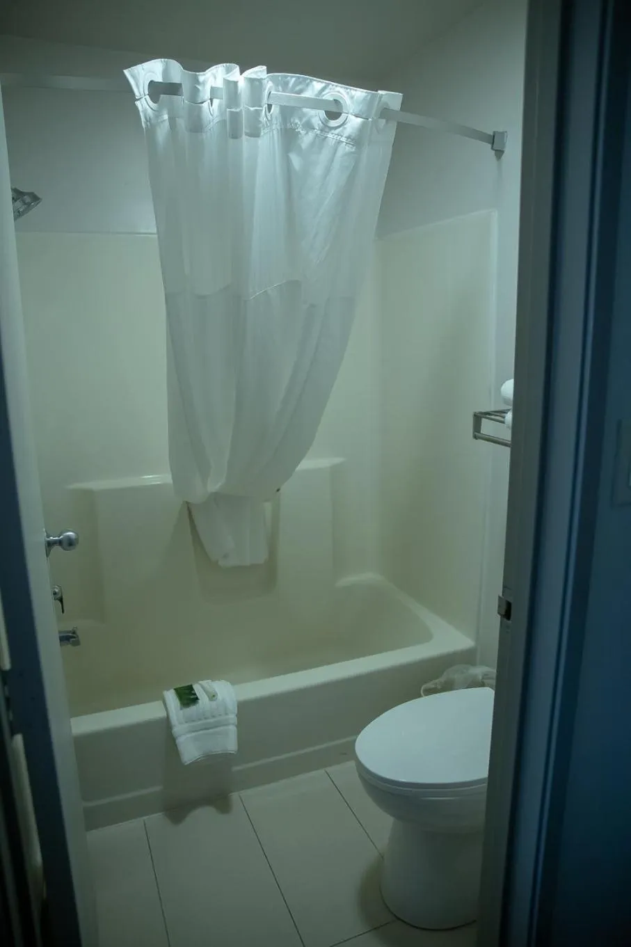 Bathroom in Clarion Pointe Indianapolis Airport