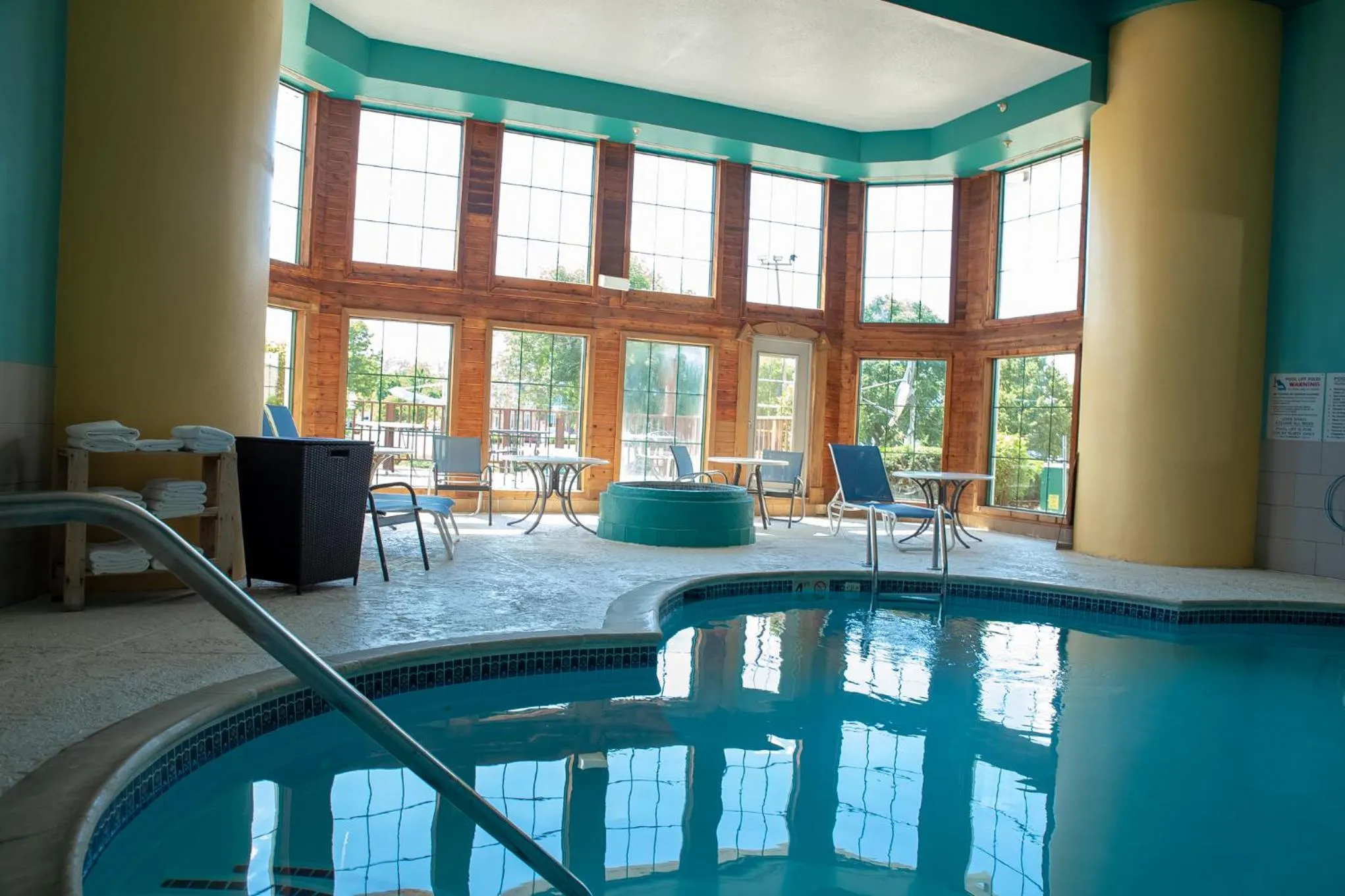 Swimming pool in Clarion Pointe Indianapolis Airport