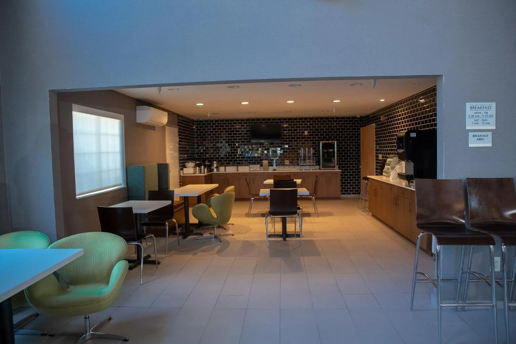 Lounge or bar in Clarion Pointe Indianapolis Airport