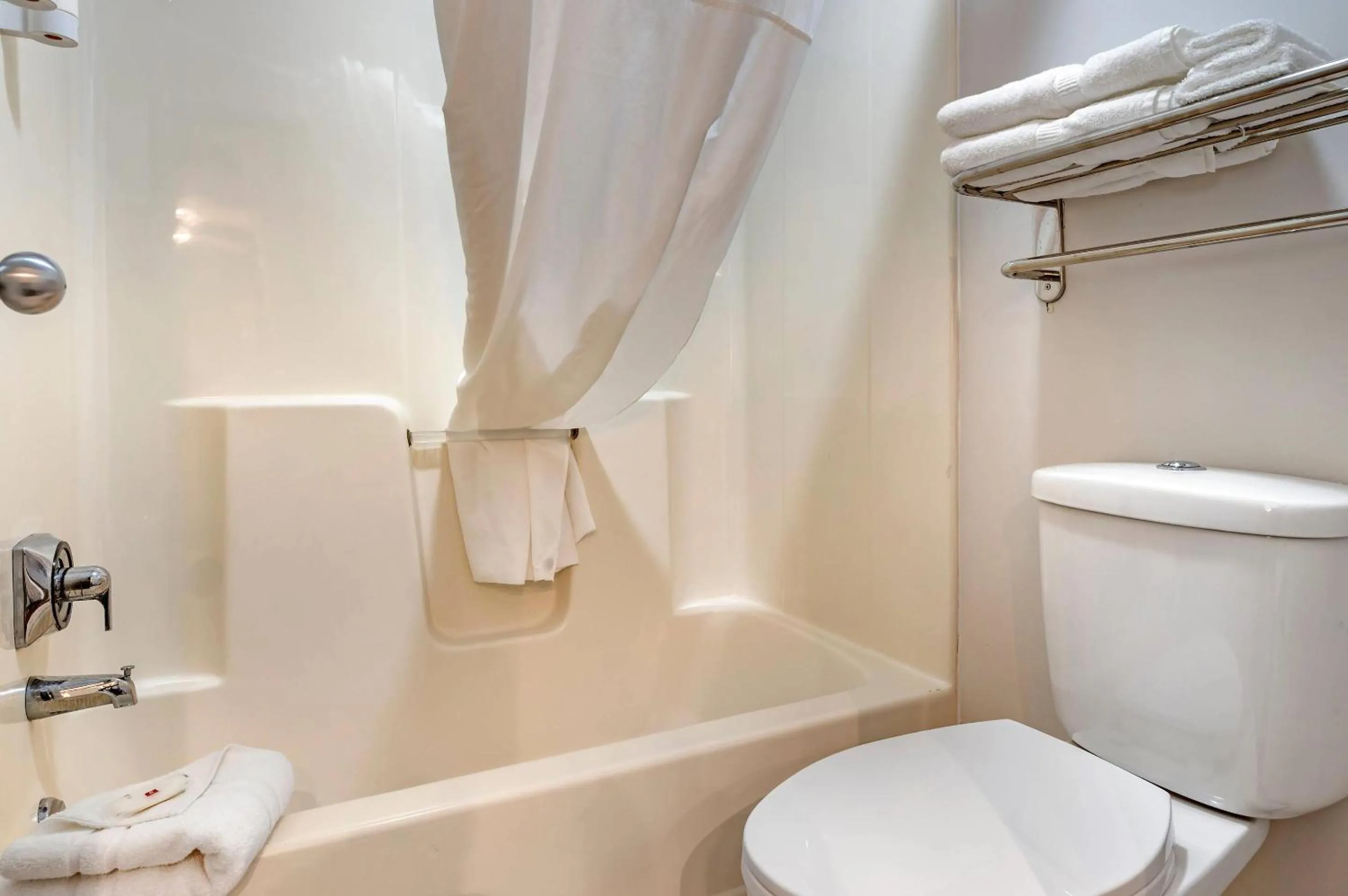 Bedroom in Clarion Pointe Indianapolis Airport