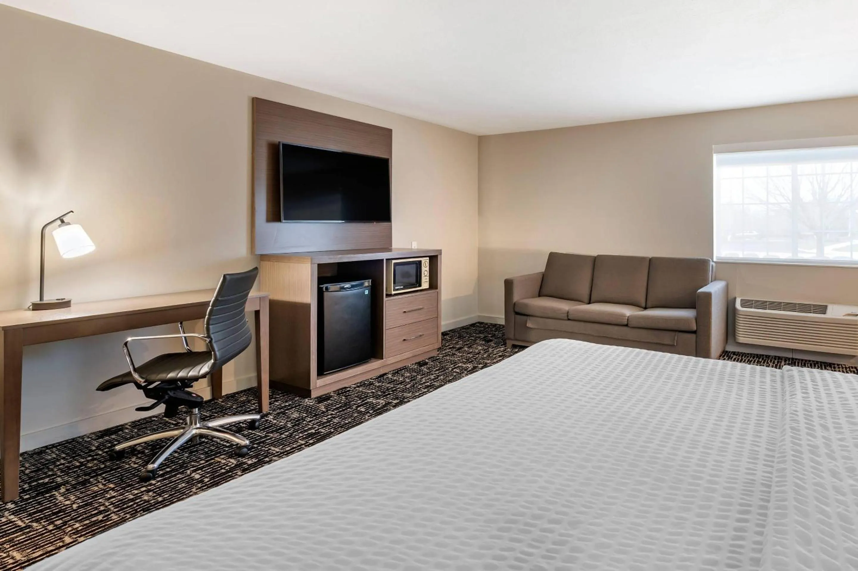 Bedroom, Bed in Clarion Pointe Indianapolis Airport