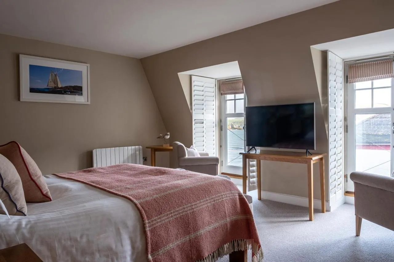 Shower, Bed in South Sands Hotel