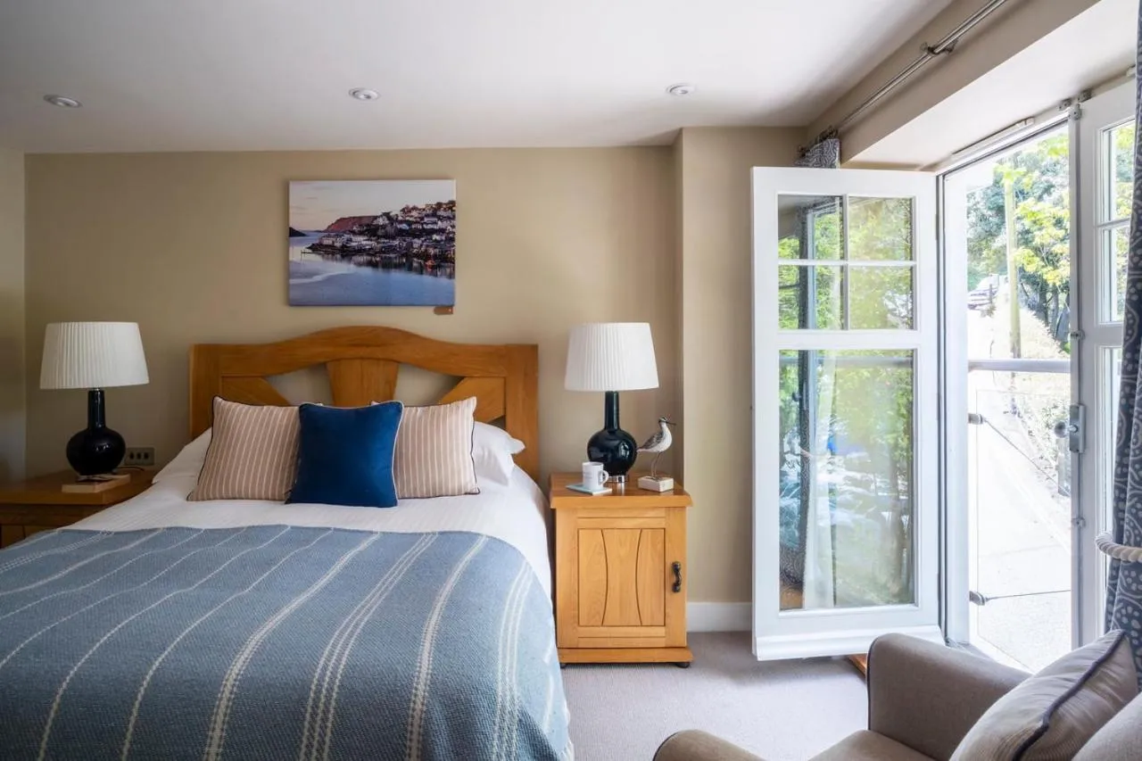 Shower, Bed in South Sands Hotel