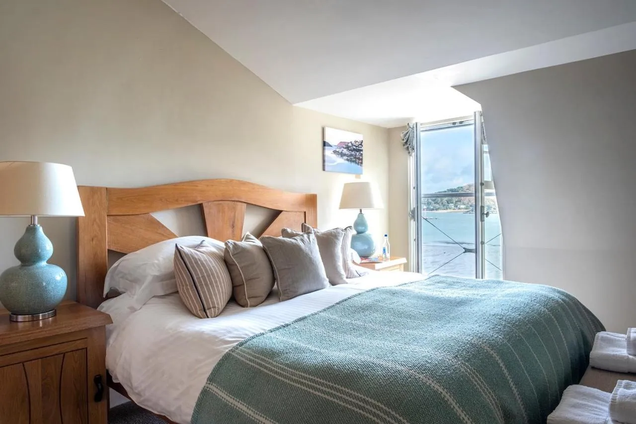 Shower, Bed in South Sands Hotel